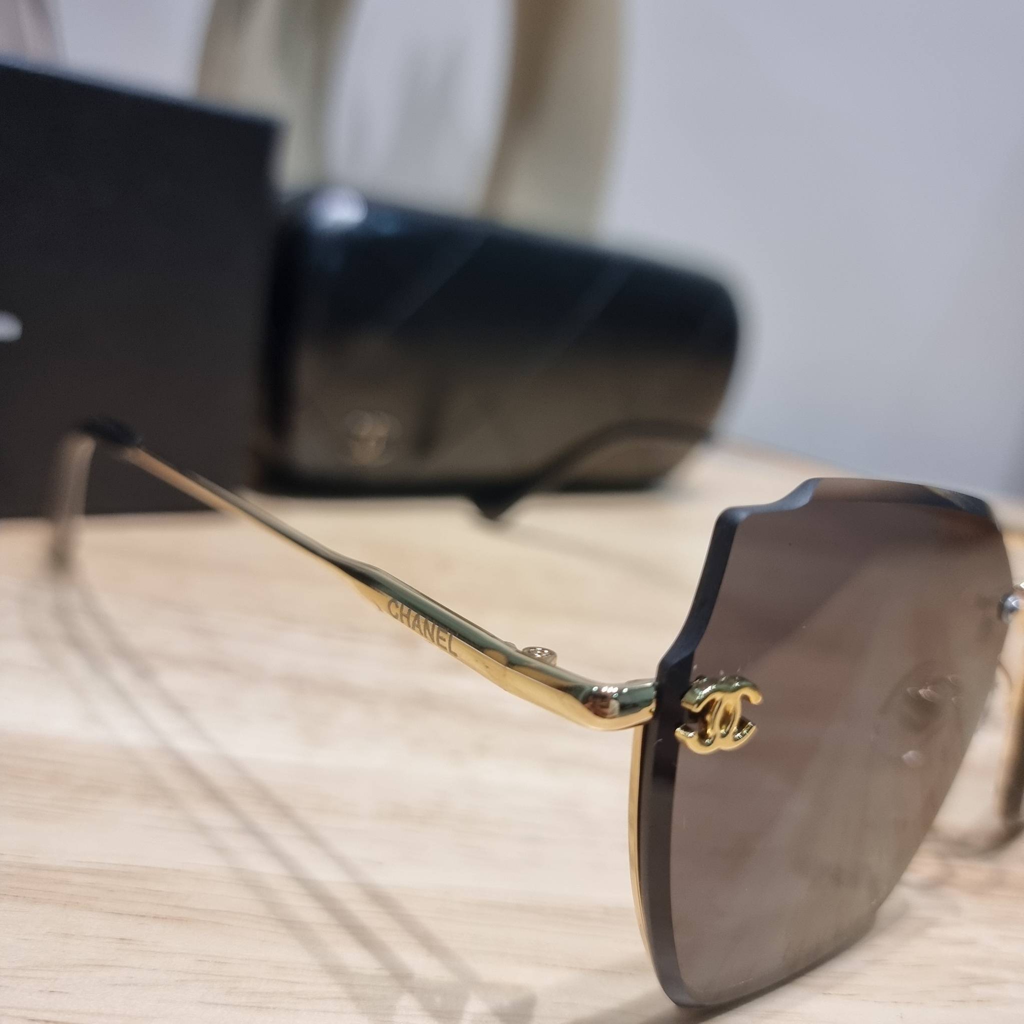 Chanel Sunglasses UV protection gift Box set สุดคุ้ม มาพร้อมอุปกรณ์ครบเซ็ท ดีไซน์ชิคมากแม่!! รับรองไม่ซ้ำใคร ใส่เสริมโหงวเฮ้ง ดูผู้ดี มีพกติดตัวไว้ไม่ตกเทรนด์ ใช้ได้ทุกโอกาส