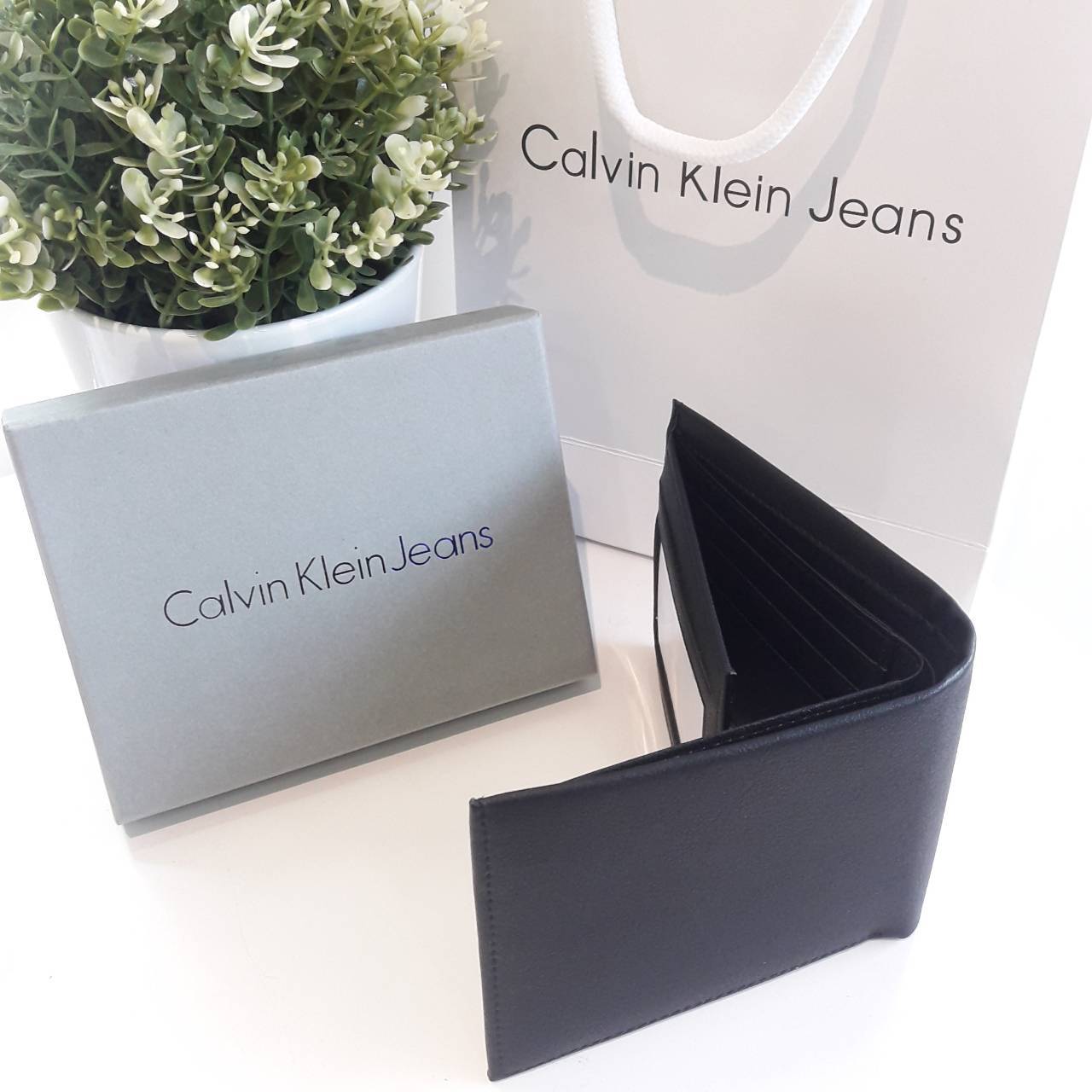 Set กระเป๋าสตางค์ชาย Calvin Klein Short Wallet กระเป๋าสตางค์ใบสั้น ของแท้100% ได้มายากมากค้าาา น้ำหนักเบา ด้านหน้าประดับด้วยโลโก้แบรนด์โลหะเงิน ด้านในเปิดได้ทั้งแบบสองและสามพับ ช่องใส่บัตรเยอะจุใจ ท่านไหนที่กำลังมองหาของขวัญสุดหรู ให้คุณผู้ชาย เซ็ตนี้ตอบโ