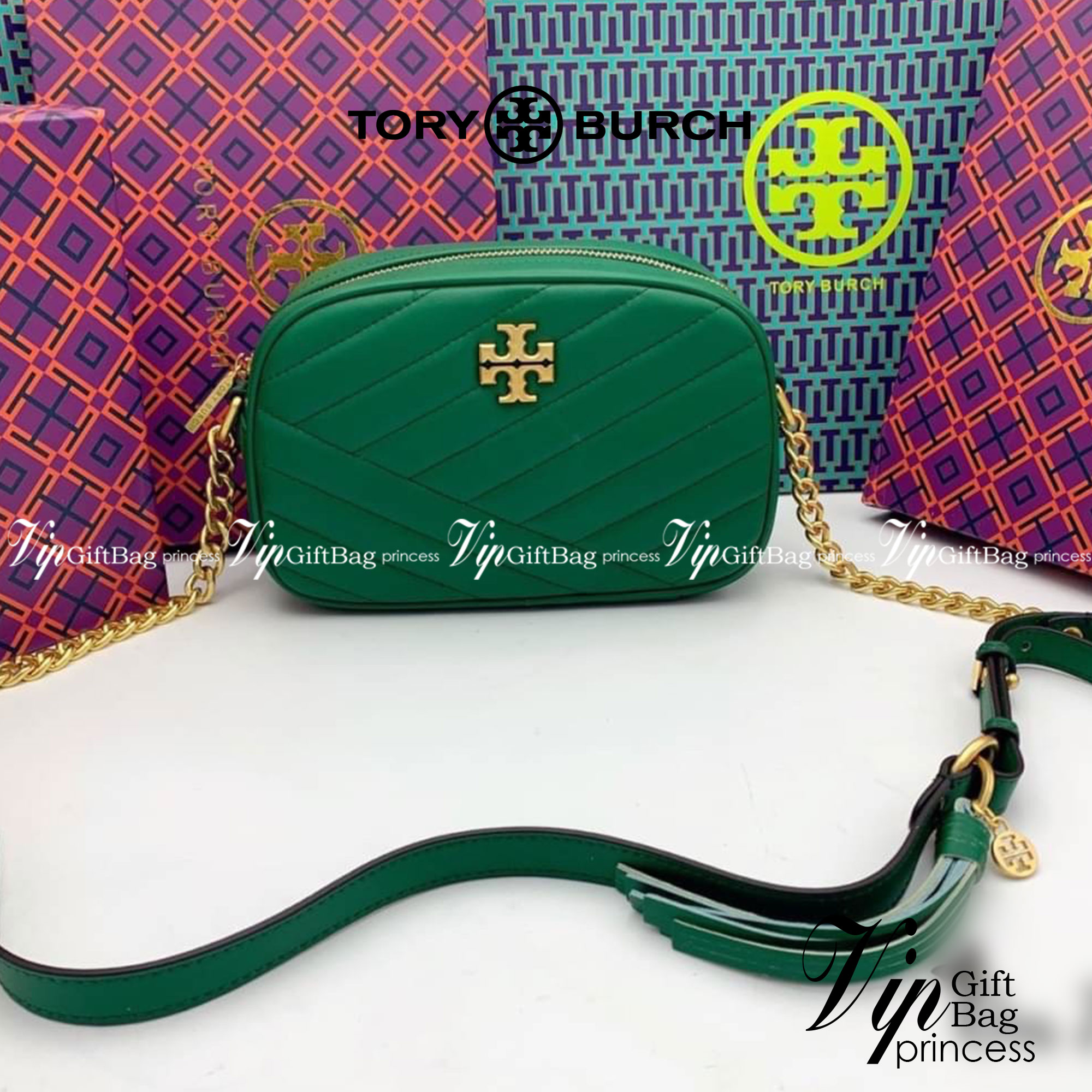 Tory Burch Kira Chevron Small Camera Bag กระเป๋าสะพายทรงกล่อง ซิปบน อะไหล่ทอง สายสะพายยาวแบบครอสบอดี้ งานสวยปั๊มทุกจุดเป๊ะทุกมุม เปิด - ปิดกระเป๋าด้วยซิป ด้านในโล่ง มีช่องซิป 1 ช่อง มาพร้อมสายสะพายยาว ปรับระดับได้ค่ะ