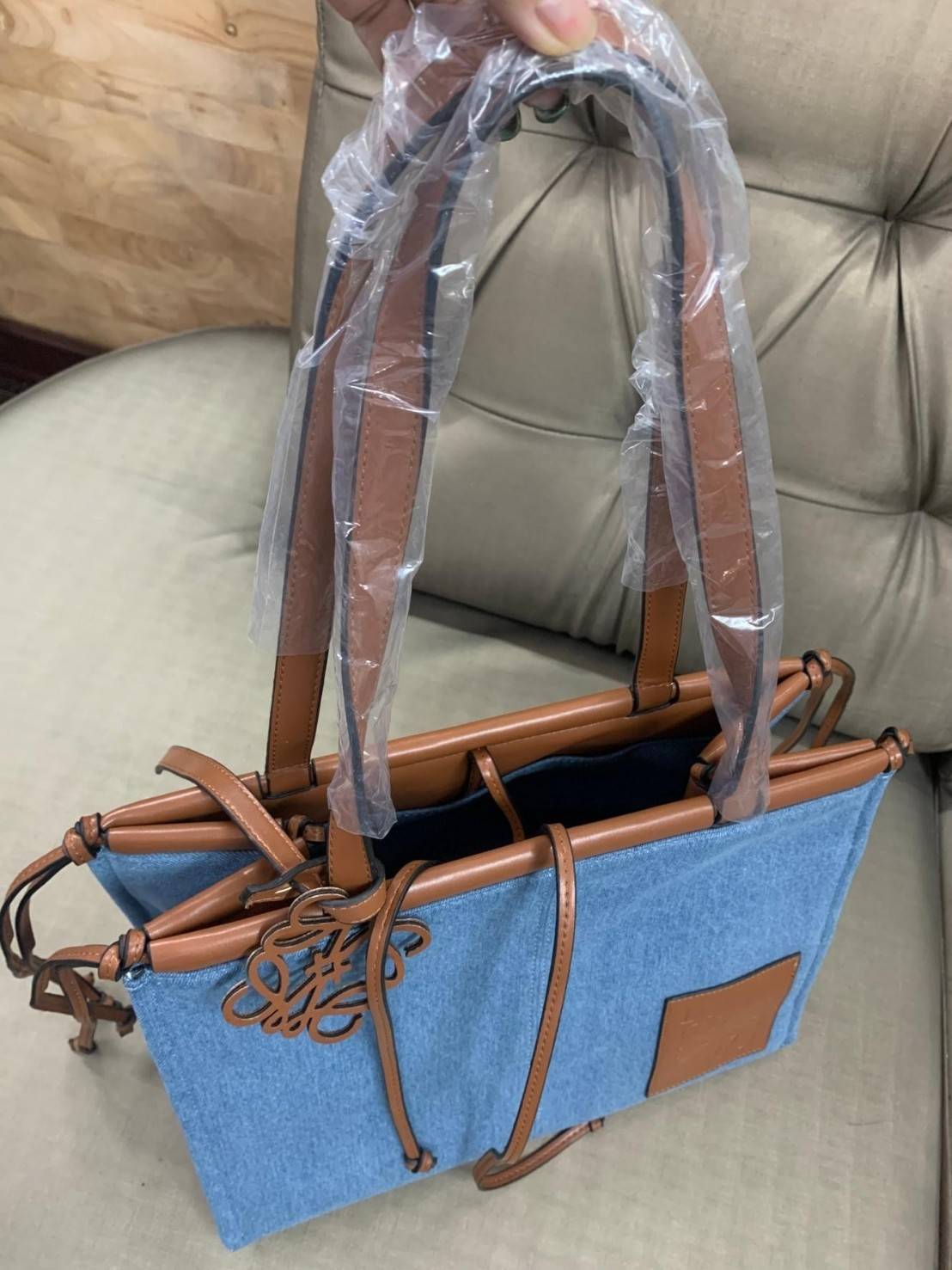 LOEWE TOTE BAG VIP GIFT WITH PURCHASE (GWP) Limited Edition จาก "LOEWE PERFUME DUTYFREE" วัสดุ Canvas&Leather ใบใหญ่ น้ำหนักเบา ภายในโล่งกว้างและจุ ใส่เอกสารA4 หูหิ้วหนังแข็งแรง สะพายไหล่ได้ ด้านหน้ามีโลโก้หนังสีน้ำตาล ด้านข้างสามารถปรับขยายทรงไ