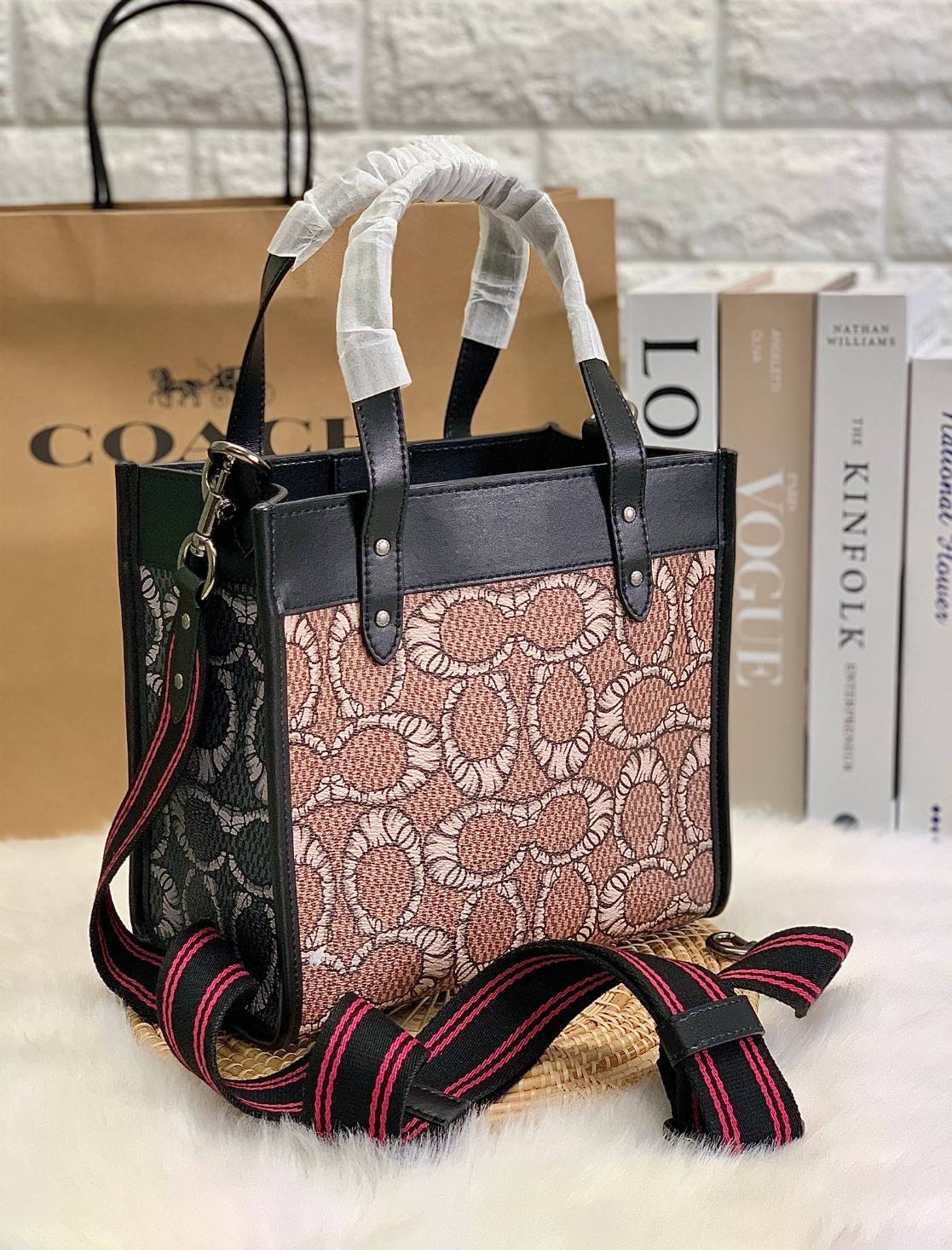 มาสคอตที่รัก 💋 ยังไม่เข้าช๊อปไทย สวยก่อนใครไปเลยจร้าา COACH X MICHAEL B. JORDAN FIELD TOTE 22 IN MUMMIFIED SIGNATURE CANVAS WITH REXY ((C6971)) พร้อมส่งที่ไทยทันทีค่ะ! MICHAEL B.JORDAN ร่มมือกับCoach ออกแบบกระเป๋าทรงTote กนังแท้นิ่มมือ ใหม่ลาสุดมา