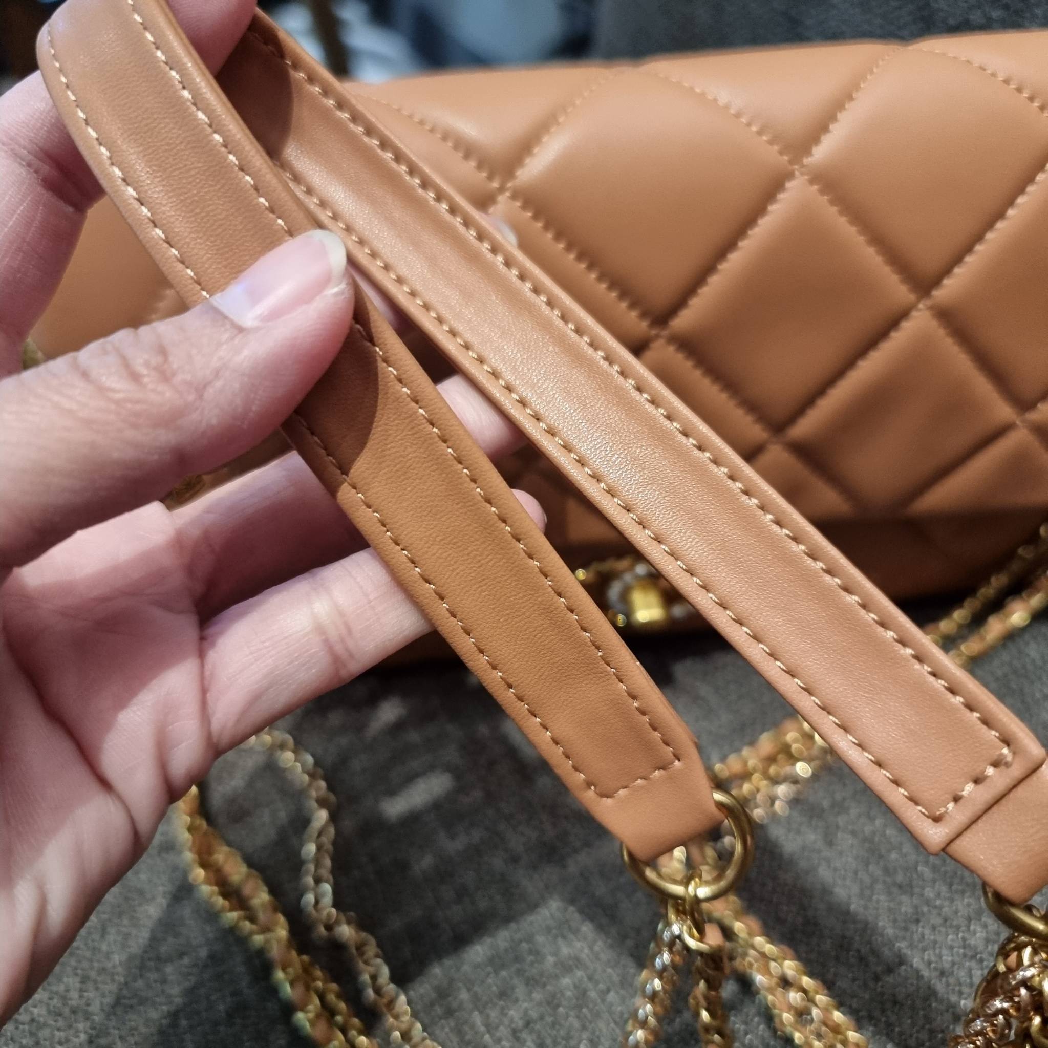 VIP 】สวยหรูพร้อมเสิร์ฟ!! กับไอเท็มสุดเลิฟจาก Chanel กระเป๋าสะพายที่สุดของความคุ้มค่า วัสดุหนังแกะนิ่มเต็มใบ เปิด-ปิดกระเป๋าด้วยตัวบิดล็อค ภายในกระเป๋าบุผ้าสวยหรู มีช่องโล่งกว้างจุของได้สบาย ใส่โทรศัพท์ กระเป๋าสตางค์ได้ มีช่องซิป 1 ช่อง ช่องย่อย 1 ช่อง ดีเ