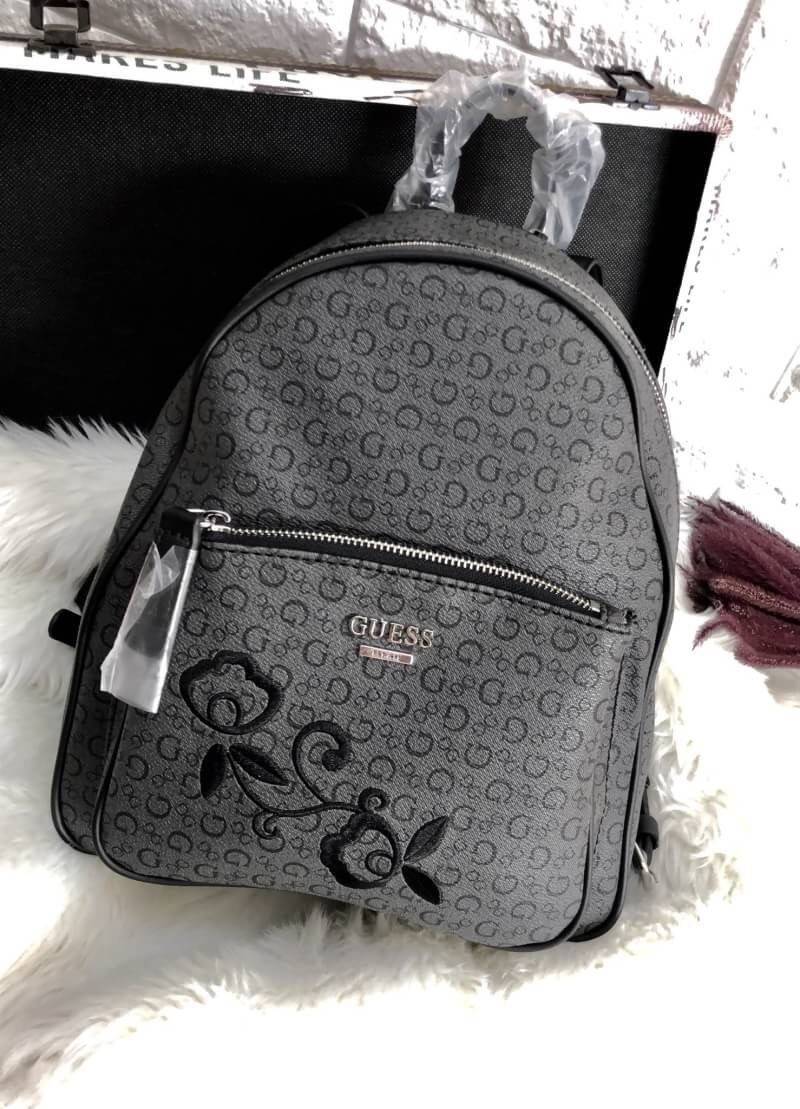 New arrival GUESS WOMEN’S CURRAN BACKPACK ONE SIZE HANDBAG พร้อมส่ง!!!! กระเป๋าสะพายหลัง Lining+Polyester 100% หนังนิ่ม น้ำหนักเบา ด้านหน้าติดโลโก้แบรนด์ ปักลายดอก มีชีองซิปหน้าหนึ่งช่อง เปิดปิดช่องหลักแบบซิป ภายในช่องโล่ง กว้าง มีช่องโล่งและช่องเล็กใส่ขอ