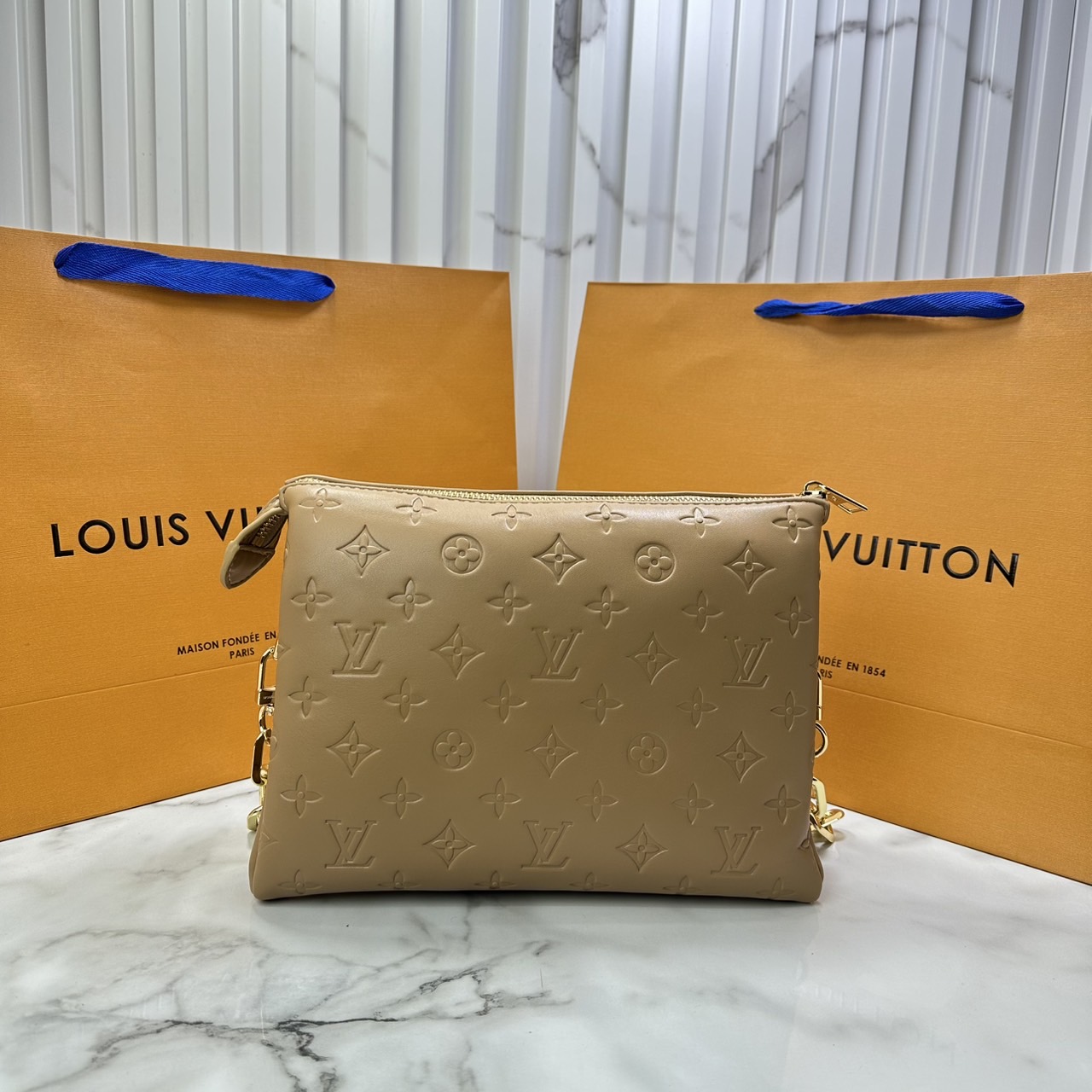 ORI หนังแท้ | LV Coussin PM bag Soft leather with Monogram pattern กระเป๋าถือสะพายไหล่ หรือถือเป็นกระเป๋าคลัทช์ หนึ่งในไอเท็มโดดเด่นจากแฟชั่นโชว์คอลเลกชันประจำฤดูกาล Spring-Summer หนังบุนวม
