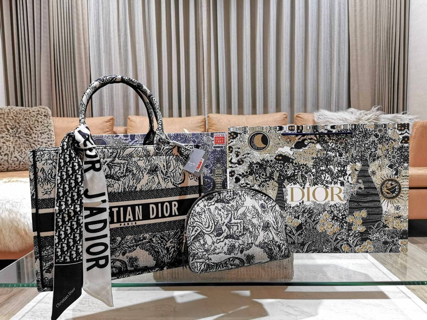 "ซื้อ1ได้ถึง2ใบ!" DIOR TOTEBAG WITH CLUTCH สวยหรูดูดี Setสุดคุ้มได้ทั้งกระเป๋า Dior Anagram Totebag + กระเป๋าคลัชเครื่องสำอาง + Dior Twilly สำหรับผูกกระเป๋าหรือผูกผมได้ ไอเท็มสุดฮิตสวยปังน่าใช้น่าสะสม มาพร้อมกล่องแบรนด์ จะซื้อใช้เองหรือมอบเป็นขอ