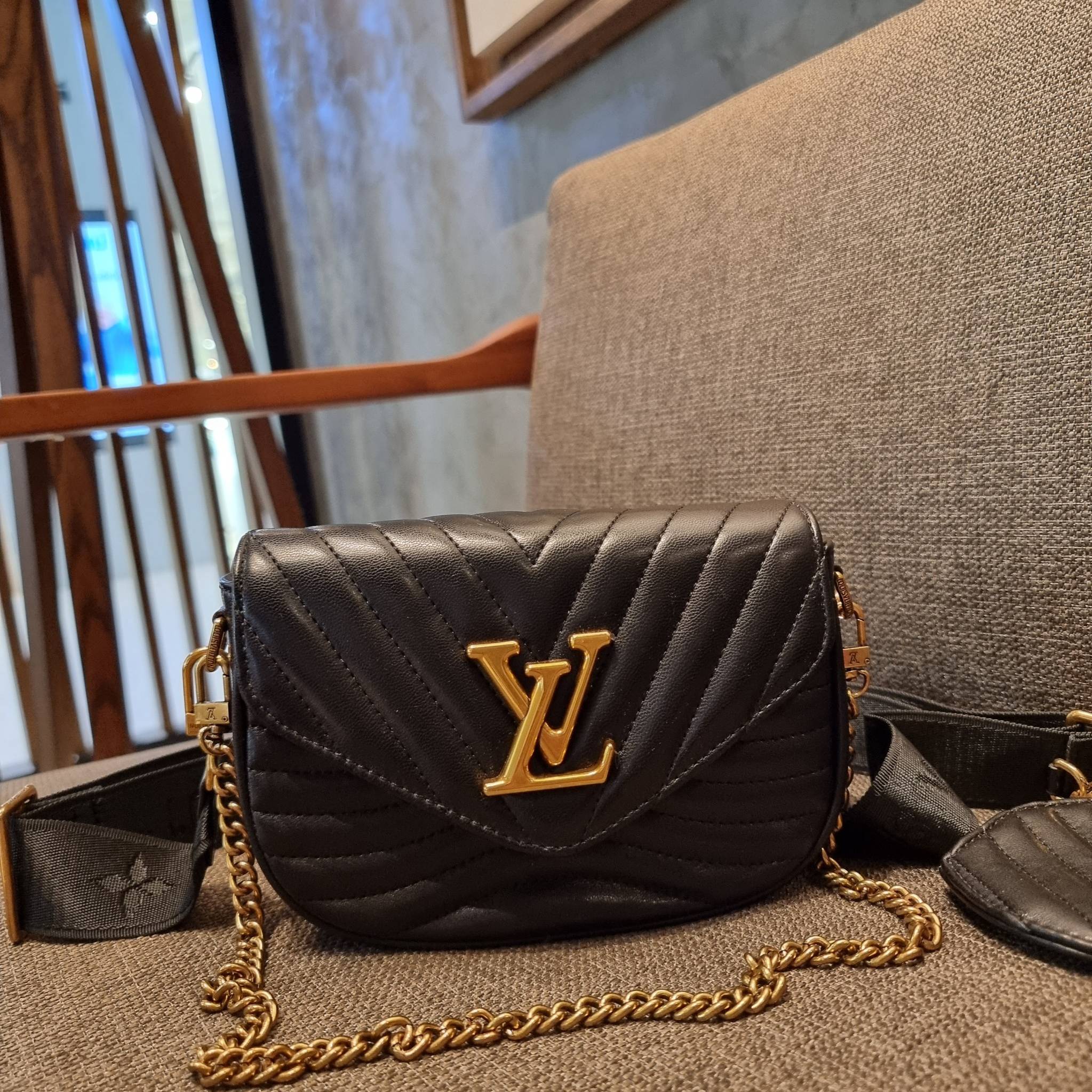 LV new wave pochette multi bag กระเป๋าสะพายมัลติฟังก์ชั่น สุดหรู มาพร้อม box set รับรองว่าดีงาม ลูกเล่นคลาสสิคผสานความวินเทจ มีสายสะพายให้ 2 เส้น และกระเป๋าใบลูก เล็กน่ารัก วัสดุหนังแท้ ภายในเป็นช่องโล่ง แบ่งสัดส่วนมีช่องย่อย ใบนี้ปรับใช้ได้หลายสไตล์ ลุคไ
