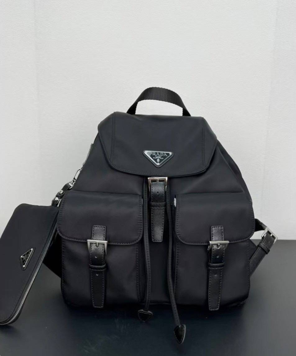 หนังแท้ | Prada Small Re-Nylon backpack กระเป๋าเป้สะพายหลังไนลอน สัมผัสความหรูหราคลาสสิก ดีไซน์เรียบง่ายทันสมัย พร้อมใบลูก สะดวกใช้งาน