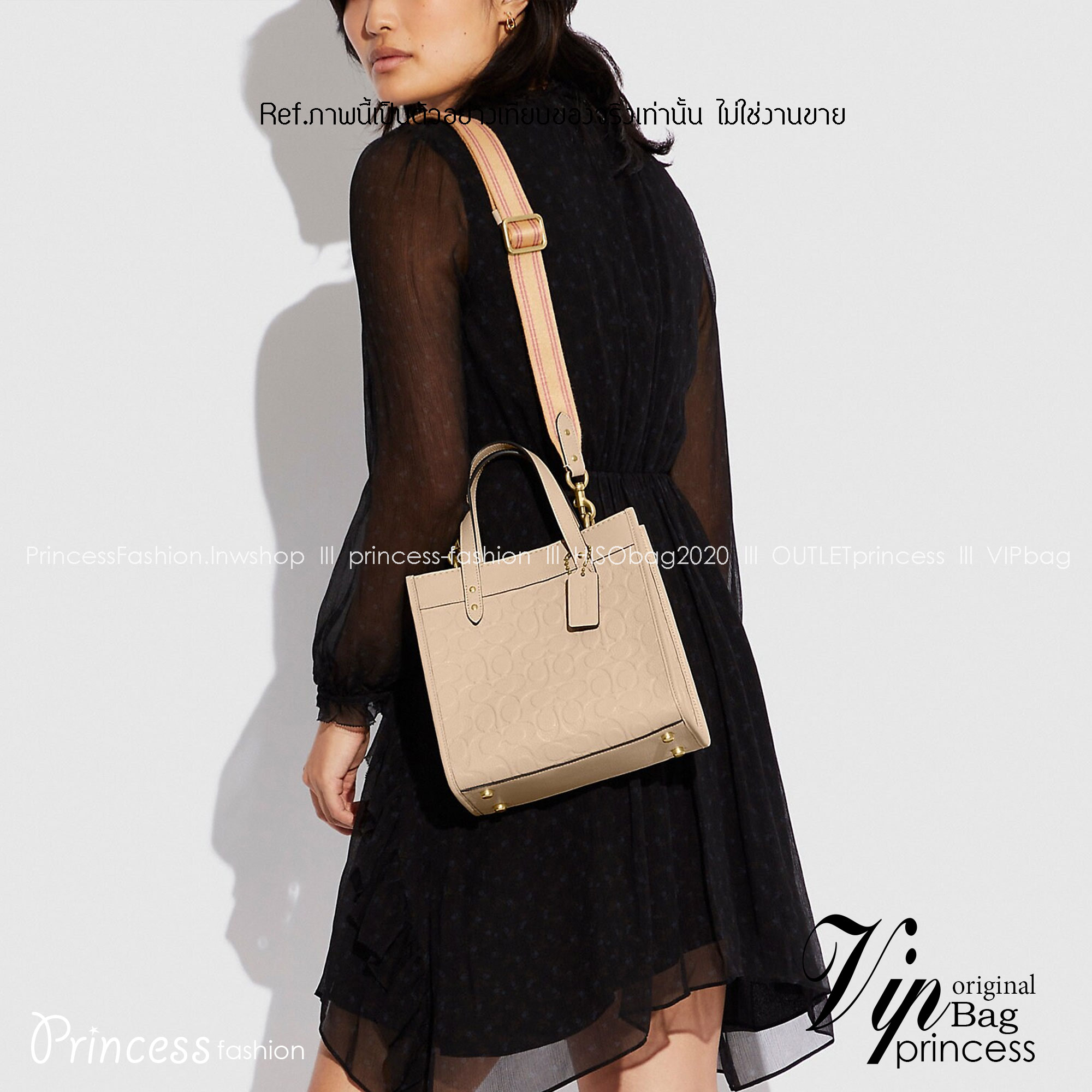 COACH C4829 FIELD TOTE 22 IN SIGNATURE LEATHER คอลเลคชั่นสุดหรู กับกระเป๋าทรงโท้ท ไซส์กำลังสวย ดีเทลหนังปั๊มเต็มใบ สีโทนผู้ดีม้าก บวกกับสายสะพายสีตัดกับกระเป๋า เพิ่มมูลค่าไปอีก ทำให้ไอเท็มนี้ดึงดูดทุกสายตา