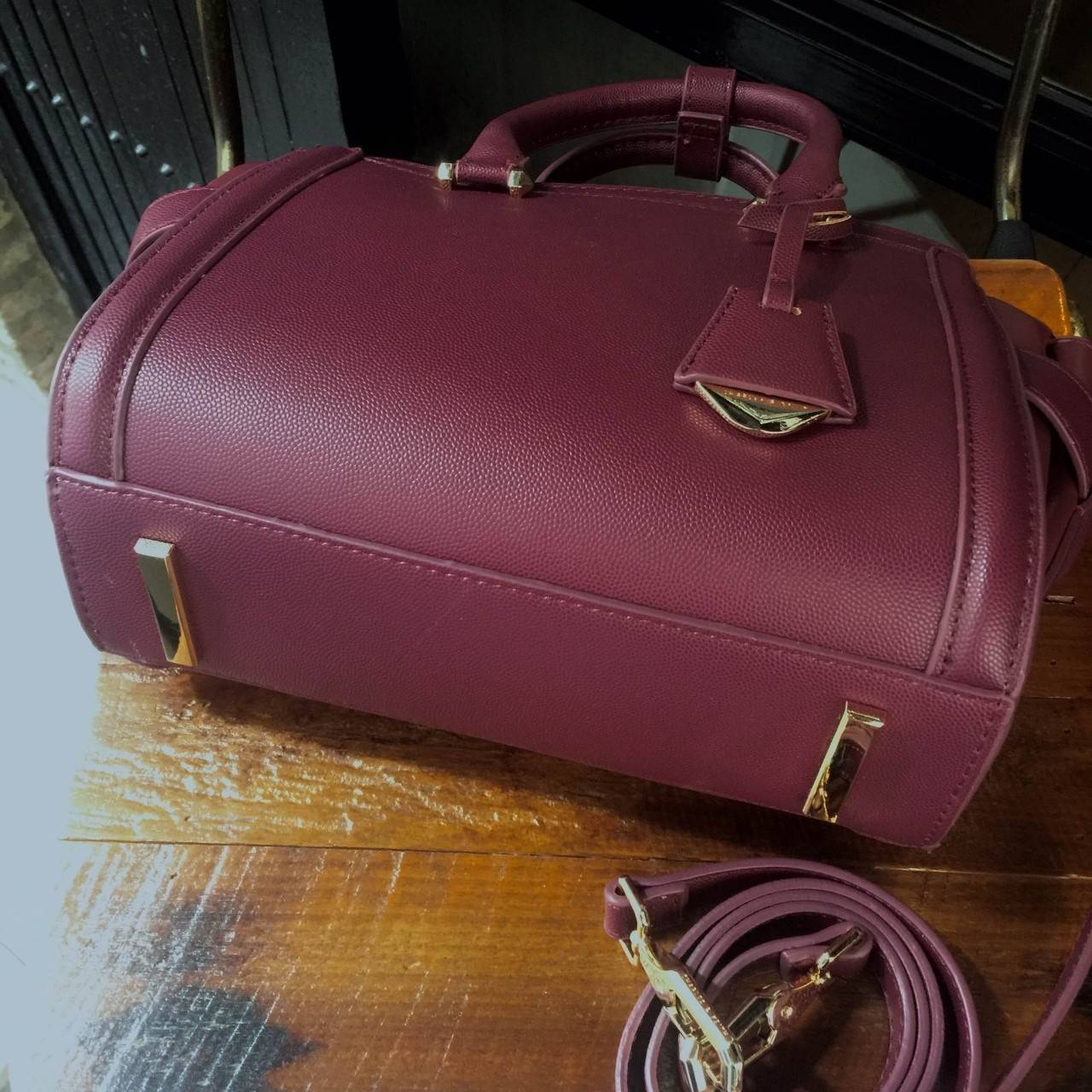 Charles&keith Structured Trapeze Detail Bag สำหรับคอลเลคชั่นใหม่ 2018 เพิ่มสีสวยๆโดนใจให้คุณได้เลือก ตัวกระเป๋าวัสดุหนัง PU อยู่ทรงน่าใช้ ภายในช่องใหญ่จุของได้เยอะม๊วกกก ช่องซิปเล็กด้านใน และช่องเก็บของจุกจิก เปิด-ปิดด้วยซิปรูดลื่นใช้งานคล่องตัว สายสะพายถ