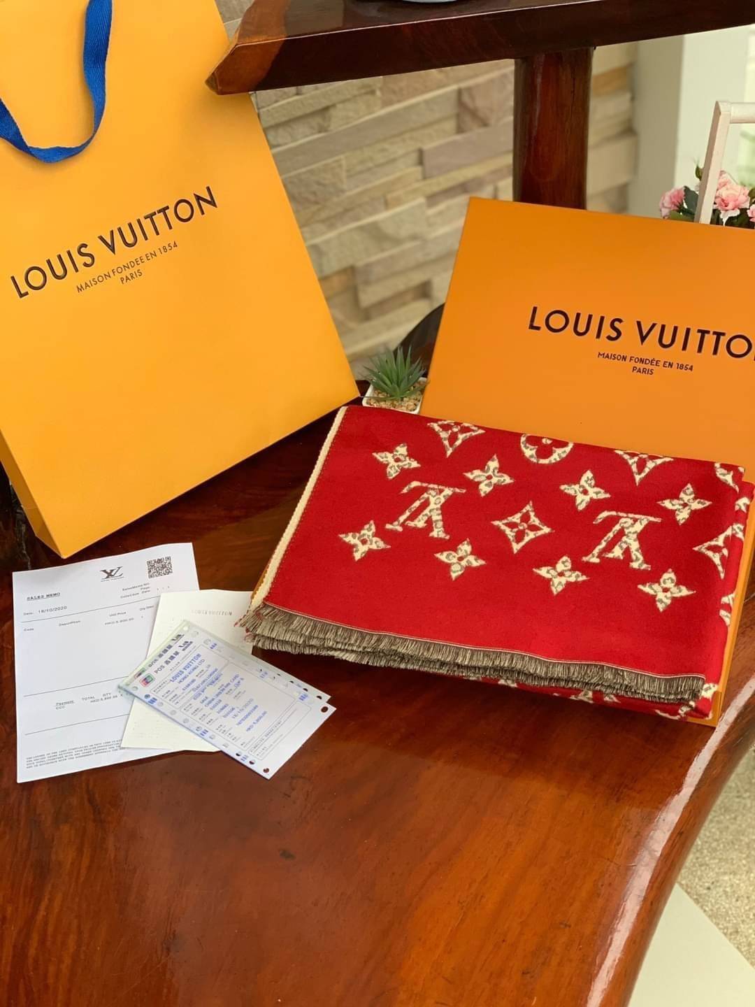 Louis Vuitton Women’s Scarves Accessories อีกหนึ่งแบรนด์ดังจากปารีส ด้วยงานพรีเมี่ยมกิ้ฟ ส่งมอบความรู้สึกดีๆให้กับคนที่คุณรัก ในรูปแบบผ้าพันคอและผ้าคุมไหล่ผืนใหญ่ให้ความอบอุ่น ถักทอด้วยผ้าcashmere ผ้าเนื้อดี สัมผัสนุ่มมือ ทอลายในตัว สีและลายคมชัด เหมาะสำห