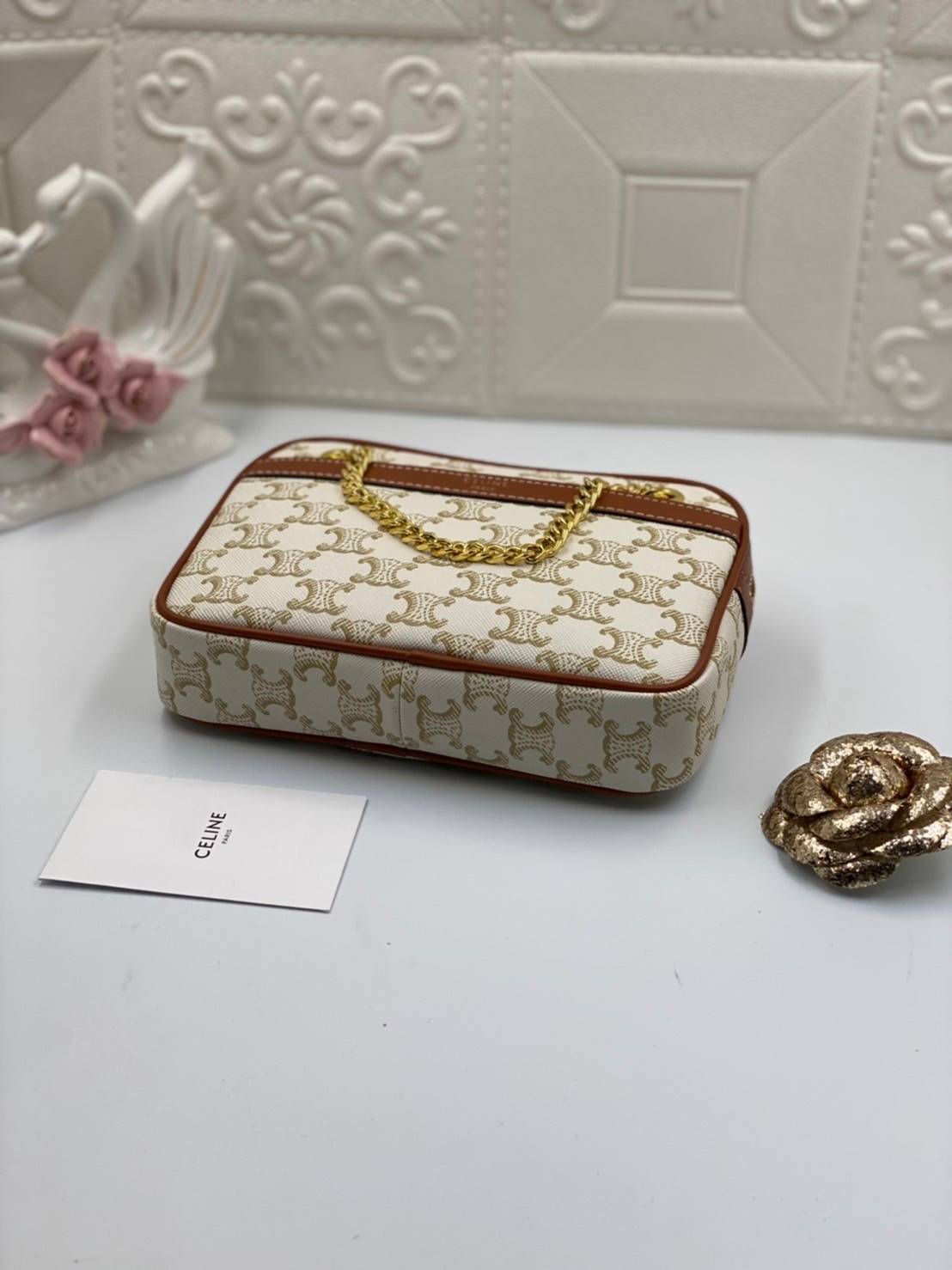 VIP GIFT 】หนังแท้ CELINE SMALL PATAPANS IN TRIOMPHE CANVAS AND CALFSKIN ดีไซน์สวยหรูฮิตสุดในเกาหลี! หนังสวยอยู่ทรง เปิดปิดด้วยซิปแบรนด์สีทอง ภายในโล่งกว้างและจุสามารถใส่มือถือ กระเป๋าสตางค์ ของใช้ได้เยอะ สายสะพายโซ่อะไหล่ทองหรูเลื่อนได้จะใช้สายคู่สะพายไหบ