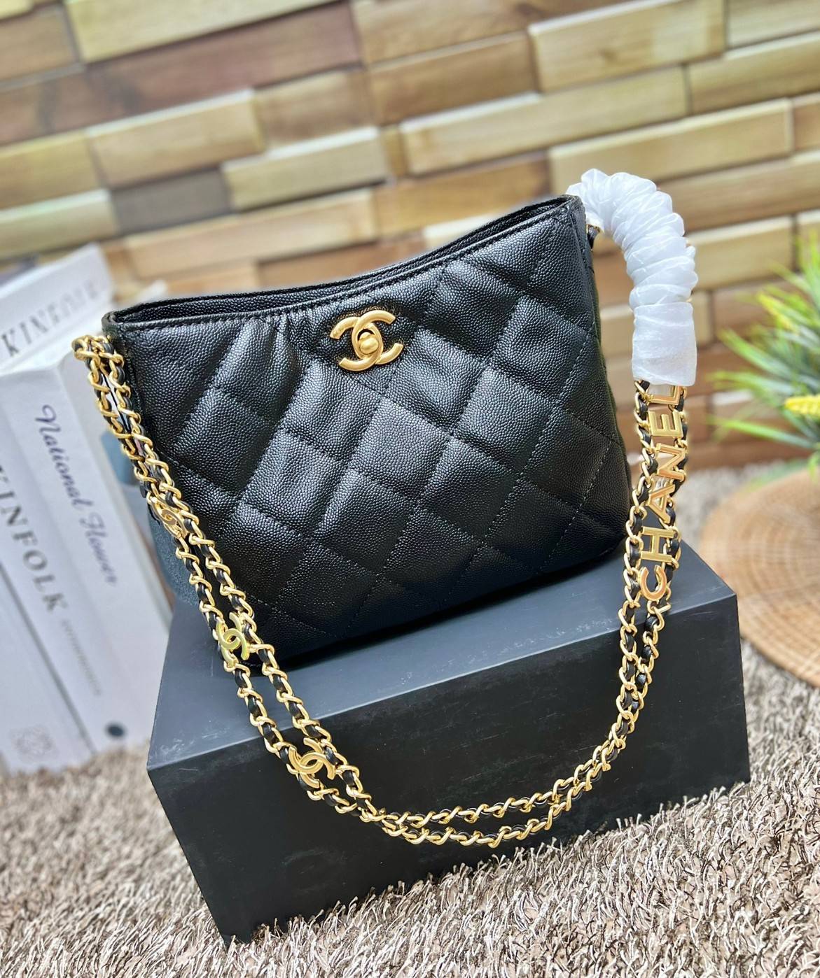 CHANEL กระเป๋าหิ้วหรือสะพายไหล่ หนังแท้ลสบคาเวียร์สวยงามมากๆ 🌟โดดเด่นด้วยสายของกระเป๋ามีโลโก้แบรนด์ประดับ หรูมากๆค่ะ เปิด-ปิดกระเป๋าแบบหมุนล็อค ภายในใส่กระเป๋าเงินใบกลาง;มือถือได้ทุกรุ่น;ของจำเป็นจุกจิกอื่นๆได้หลายอย่าง มีช่องเล็กให้ใส่ของจุกจิกนะ