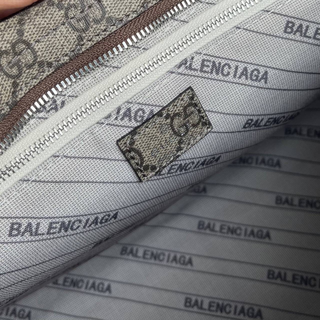 หนังแท้ Gucci The Hacker Project medium Neo Classic bag พร้อมส่งที่ไทย มาแล้วนะค้า มาแรง ขายดีม๊ากกกค่ะ GUCCI x BALENCIAGA CITY BAG ใบนี้มีสายสะพาย มาแรงที่สุดในตอนนี้ เป็นการออกแบบร่วมกันของ2แบรนด์ดัง เฟียส สวย แพทเทิร์นลาย ทรง เป๊ะๆ งานเทพสุดแบบเทียบแท้