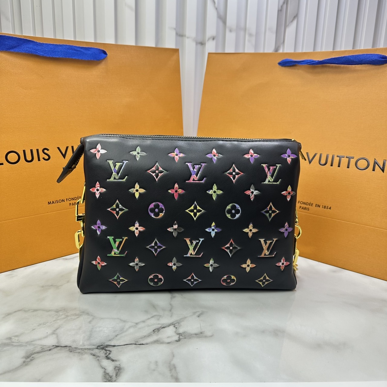 ORI หนังแท้ | LV Coussin PM bag Soft leather with Monogram pattern กระเป๋าถือสะพายไหล่ หรือถือเป็นกระเป๋าคลัทช์ หนึ่งในไอเท็มโดดเด่นจากแฟชั่นโชว์คอลเลกชันประจำฤดูกาล Spring-Summer หนังบุนวม