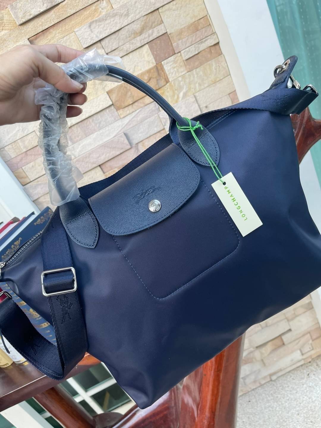 8สี พร้อมส่ง Longchamp LE PLIAGE NÉO TOP HANDLE BAG (medium size) อีกหนึ่งรุ่นยอดนิยม ที่สาวๆ ต้องมีไว้เก็บไว้สักใบ กระเป๋าโท้ทใบนี้ มาพร้อมกับสีที่มีสไตล์เรียบง่าย มีสายสะพายยาวปรับสั้นยาวได้ช่วยให้คุณสามารถสะพายไหล่ได้อย่างสบาย ในตัวสายปักโลโก้อันเป็นสั