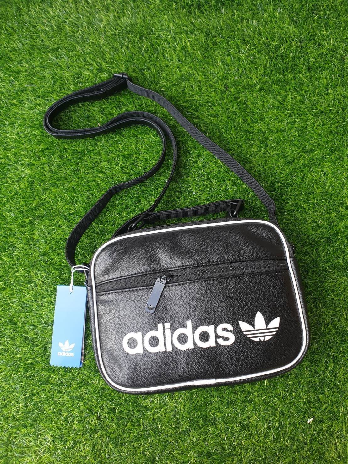 ADIDAS MINI AIRLINE VINT BAG กระเป๋าถือหรือสะพายทรง sport วัสดุ pu. นิ่ม น้ำหนักเบา ทรงสวย classic ด้านหน้ามีช่อง ซิปด้านบนแบ่ง 2 ช่องใหญ่ จุได้เยอะ ใส่ wallet ยาว, mini iPad ได้ mini พร้อมสายยาวปรับ freesize ค่ะ
