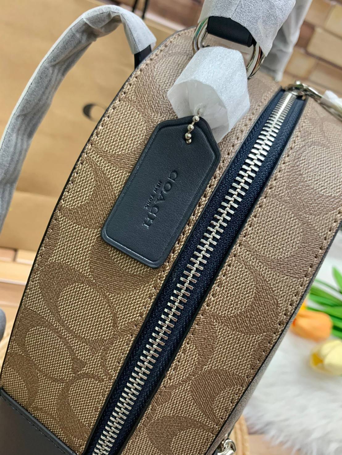 COACH JORDYN BACKPACK IN BLOCKED SIGNATURE ((76622//76624//76715)) พร้อมส่ง กระเป๋าสะพายหลังแบบมีหูหิ้ว หนังแท้ หนังนิ่มอย่างดีเลยค่า ด้านหน้ามีช่องซิปหนึ่งช่องสำหรับใส่ของจุกจิกนะคะ เปิดปิดช่องหลักแบบซิปคู่ หัวซิปมีหนังห้อยมาให้ ภายในกระเป๋าโล่งใส่สัมภาร