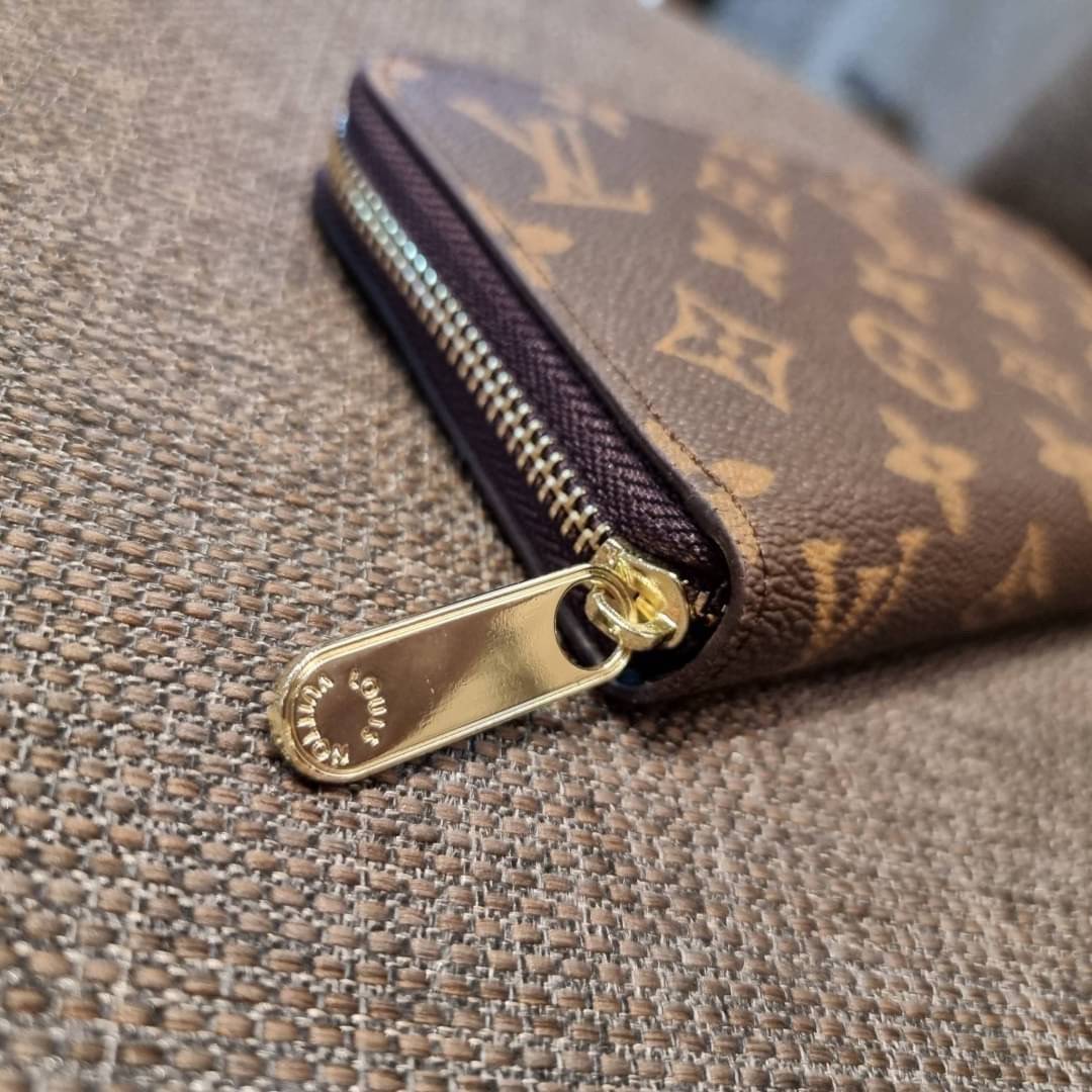 1ซิป LV long wallet ไอเท็มสุดฮิต ติดทุกกระแส แรงไม่เคยตก รุ่น unisex ที่จะหนุ่มๆสาวๆ ก็เลิฟได้หมด!! ใบยาวขนาดกำลังเหมาะมือ ถือแล้วขับผิวทุกสี วัสดุหนังแคนวาส ทนทาน เปิด-ปิดด้วยซิปรอบ ภายในมีช่องใส่บัตรเยอะ แบ่งสัดส่วนสวย ใส่ธนบัตรได้เน้นๆ ใส่เงินไปเลยจ้าห