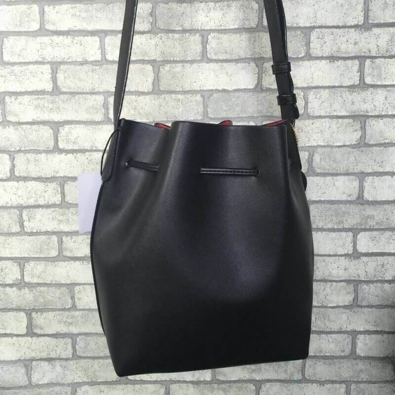 Bucket ทรงสวยจาก แบรนด์ KEEP มาคะ รุ่นนี้หนังเนื้อดี สวยมากคะ ด้านในสีแดง มีกระเป๋าซิป ด้านใน ถอดได้คะ รุ่นนี้ จุดเด่นที่ทรงสวย น้ำหนักเบา จุของได้เยอะมากคะ ใครที่ชอบทรงนี้ห้ามพลาดเลยคะ แนะนำ