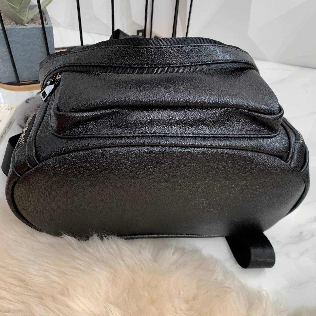 กระเป๋า ทรงน่ารัก มากๆๆๆ จากแบรนด์ KEEP รุ่น Misty backpack มาใหม่ หนัง Microfiber ผิวสัมผัสคล้ายหนังวัวแท้ เนื้อหนา นิ่มมือ พิเศษ!! เป้ใบนี้ มีสายสั้นหนังสำหรับสะพายไหล่ให้ด้วยคะ ใครชอบเป้สไตล์นี้ ห้ามพลาดเลยน๊า สวยจริง คอนเฟิร์มเลย