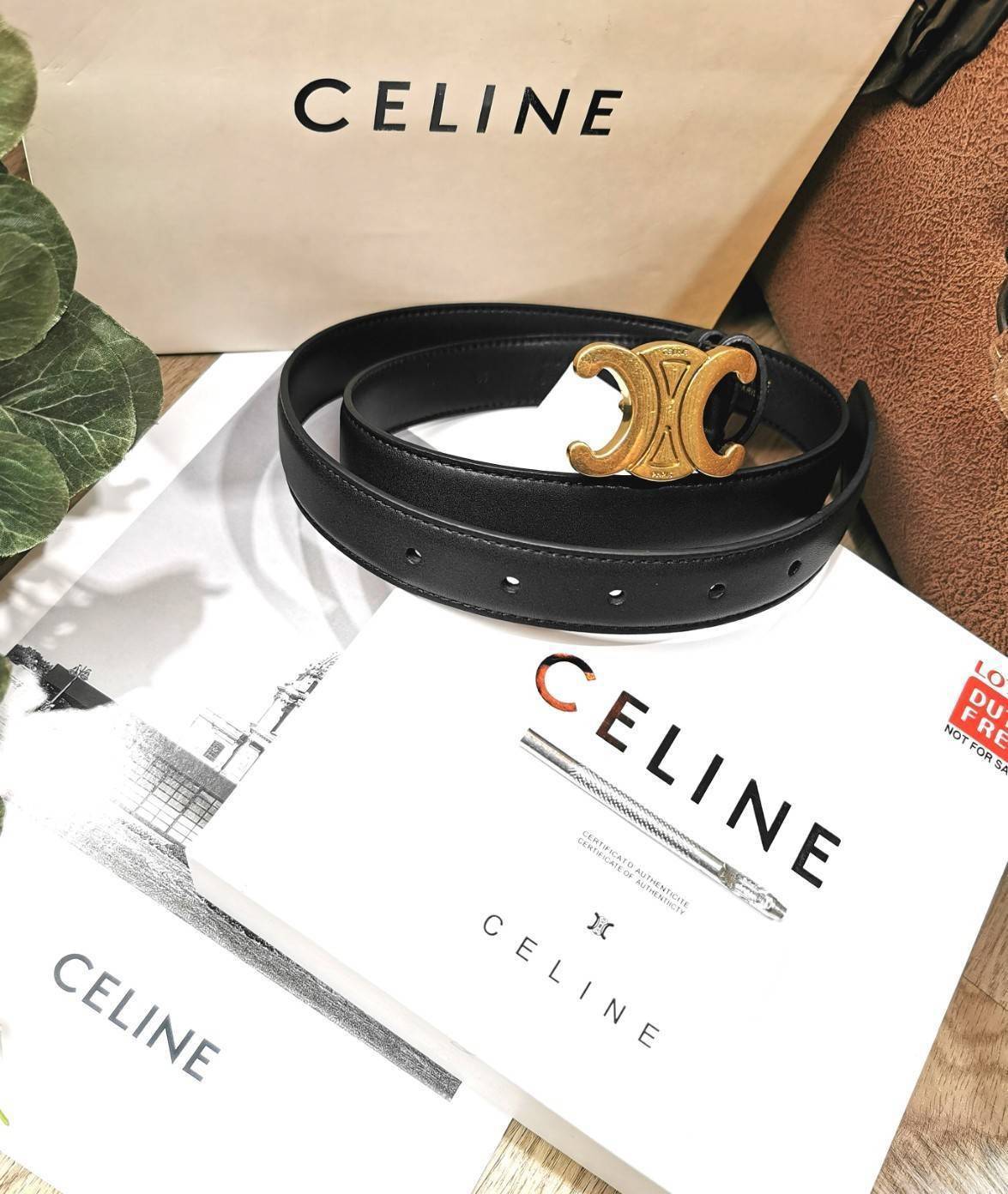 VIP 🥂 Celine Vintage Logo Leather Belt VIP เข็มขัดซีลีนใช้ได้ทั้งชายหญิง วัสดุ Calfskin หนังเรียบสวยหัวเข็มขัดโลโก้แบรนด์แบบ 3D Vintage สีทองสายปรับระดับได้ในดีไซน์เรียบหรูเข้ากับทุกลุ๊คใช้ได้ทั้งชายหญิง สินค้ามาพร้อม Original Package มีการ์ด ถุงผ