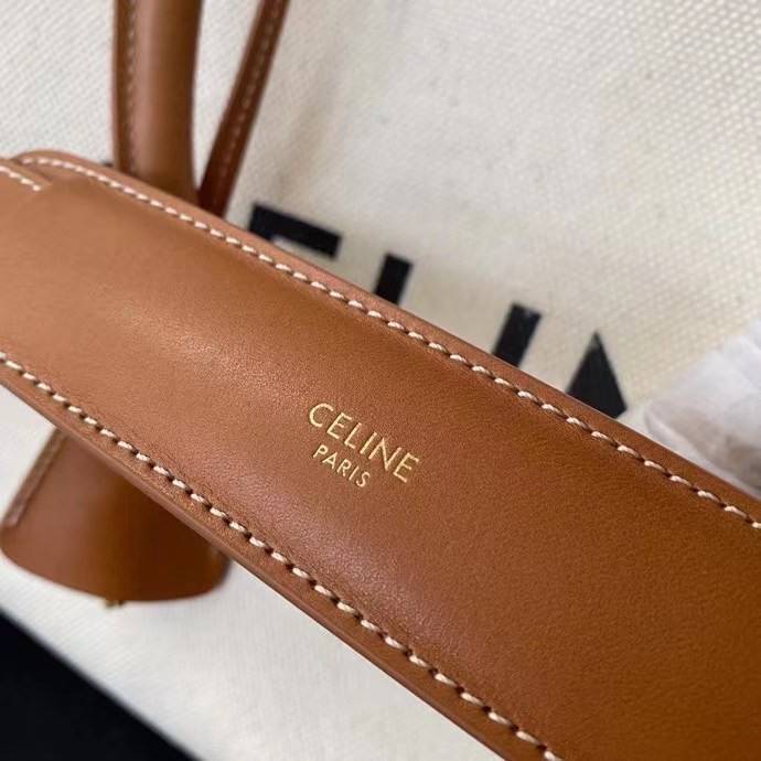 VIP GIFT หนังแท้ CELINE KEEPALL LARGE VOYAGE BAG IN TEXTILE WITH CELINE PRINT AND CALFSKIN BAG ใบใหญ่จุสัมภาระได้เยอะสุดๆ สวยหรูสุดคลาสสิค ดีไซน์ไม่มีเอ้าท์ เปิดปิดด้วยซิปแบรนด์ พร้อมห้อยแม่กุญแจอะไหล่แบรนด์สีทอง ภายในโล่งกว้างและจุมากใช้เป็นกระเป๋าเดินทา