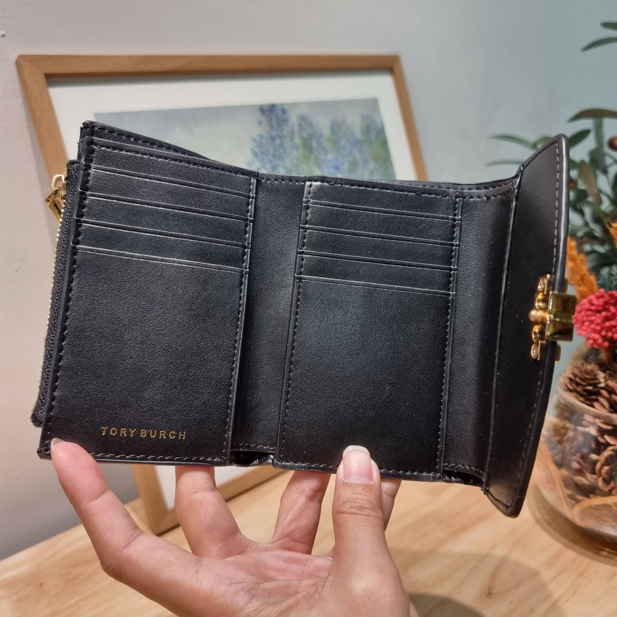 TORY BURCH KIRA MIXED MATERIALS MEDIUM FLAP WALLET กระเป๋าสตางค์ใบกลาง รุ่นยอดนิยม ดูหรูหรา ดูแพง ดีไซน์คลาสสิค ขนาดกำลังพอเหมาะ