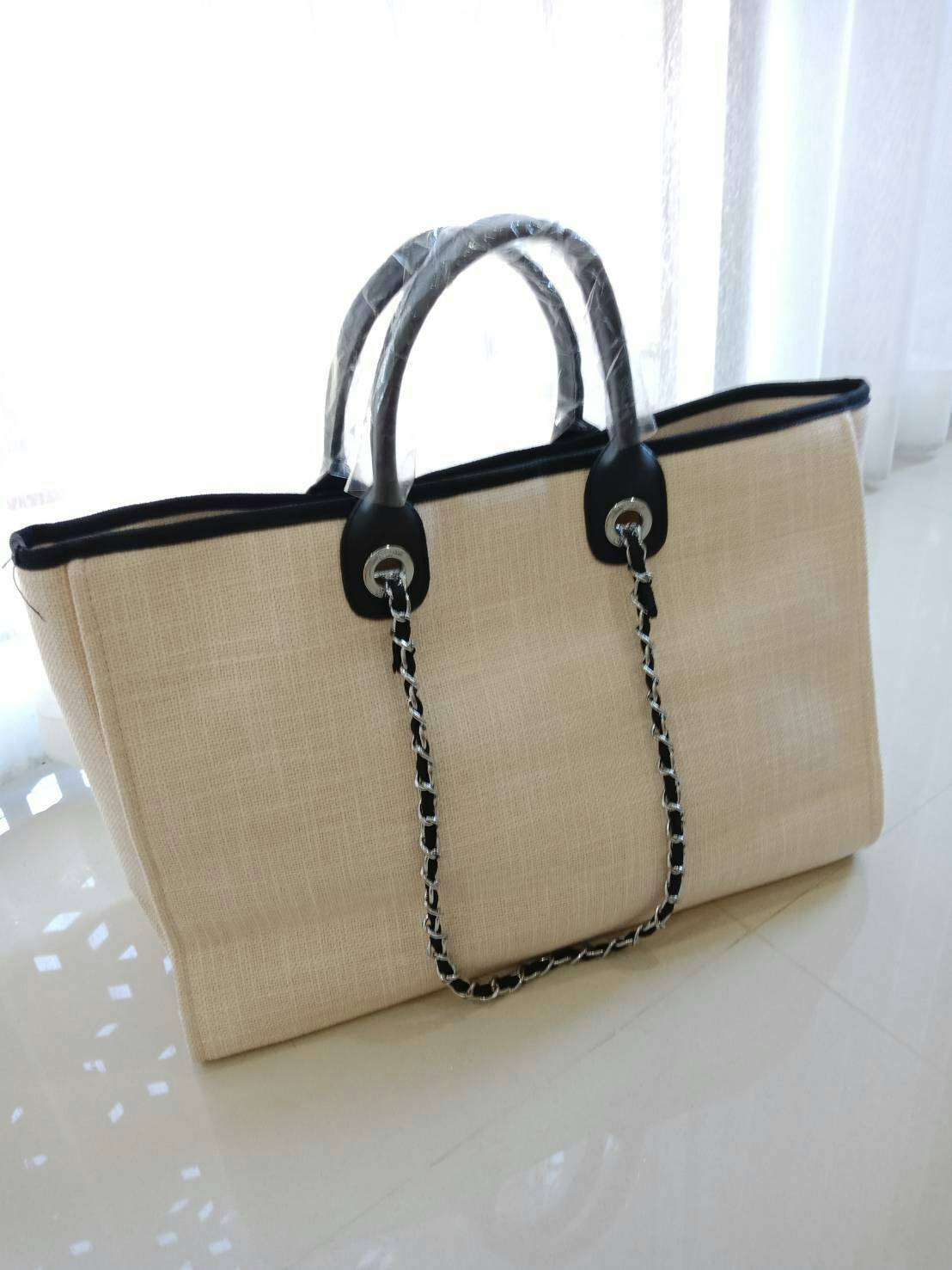 รุ่นใหม่ล่าสุด!! ที่สาวๆรอคอย Chanel tote canvas bag จากงานพรีเมี่ยม VIP GIFT รุ่นดังเลยค้า Size ใหญ่อลัง บอกเลยว่า **งานดีที่สุด ตัวกระเป๋า กระเป๋าผ้าเป็นผ้า canvas เนื้อดีสมราคา สัมผัส นุ่มลื่นมือมากกกก อะไหล่เงินปั้มแบรนด์แท้ทั้งใบ ด้านหน้าปัก logo แบร