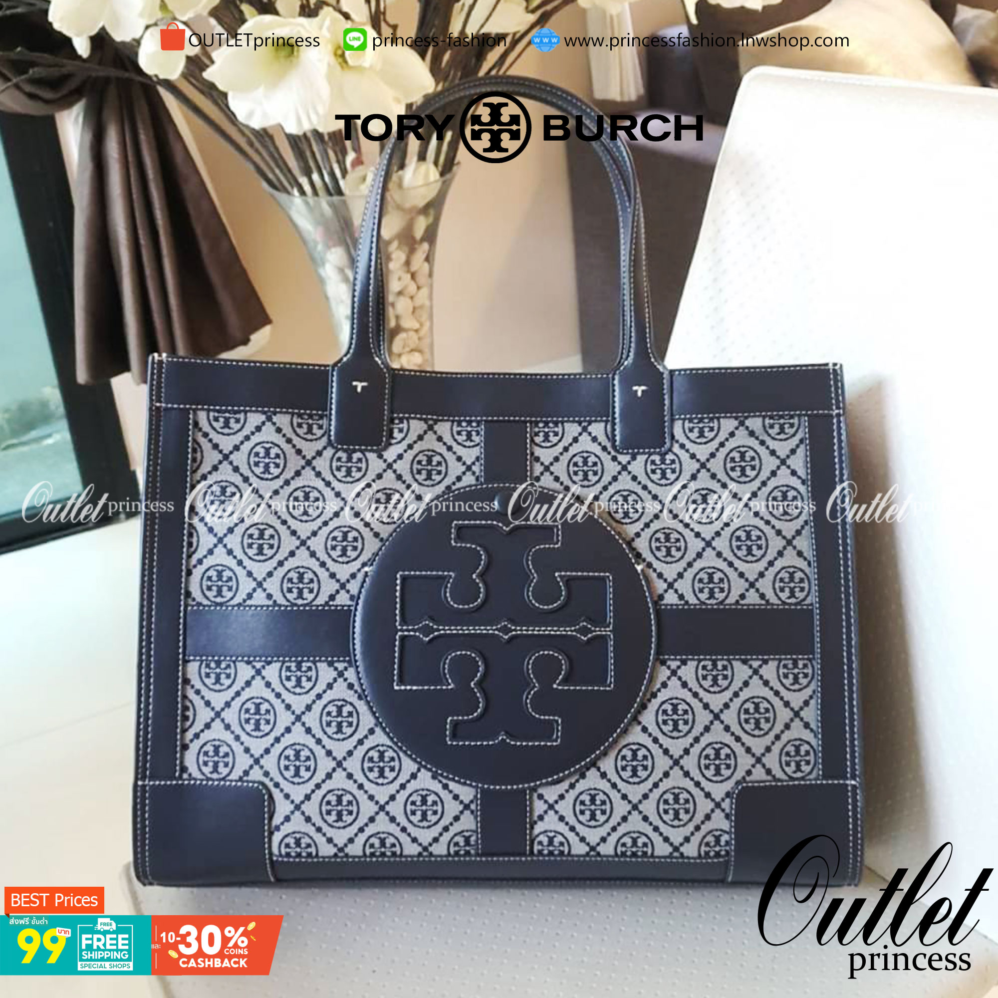 OUTTLET 】TORY BURCH TOTE BAG วัสดุ CANVAS ทั้งใบตัดด้วยหนังแท้สี NAVY ตัวกระเป๋าตั้งอยู่ทรงสวย แต่งโลโก้แบรนด์ด้านหน้า ด้านข้างมีกระดุม สามารถขยายทรงได้ ด้านในเปิดปิดด้วยกระดุมแม่เหล็ก ช่องกว้างหลักหนึ่งช่องและช่องซิปอีกช่อง สามารถใส่กระเป๋าสตางค์ยาว สมุด