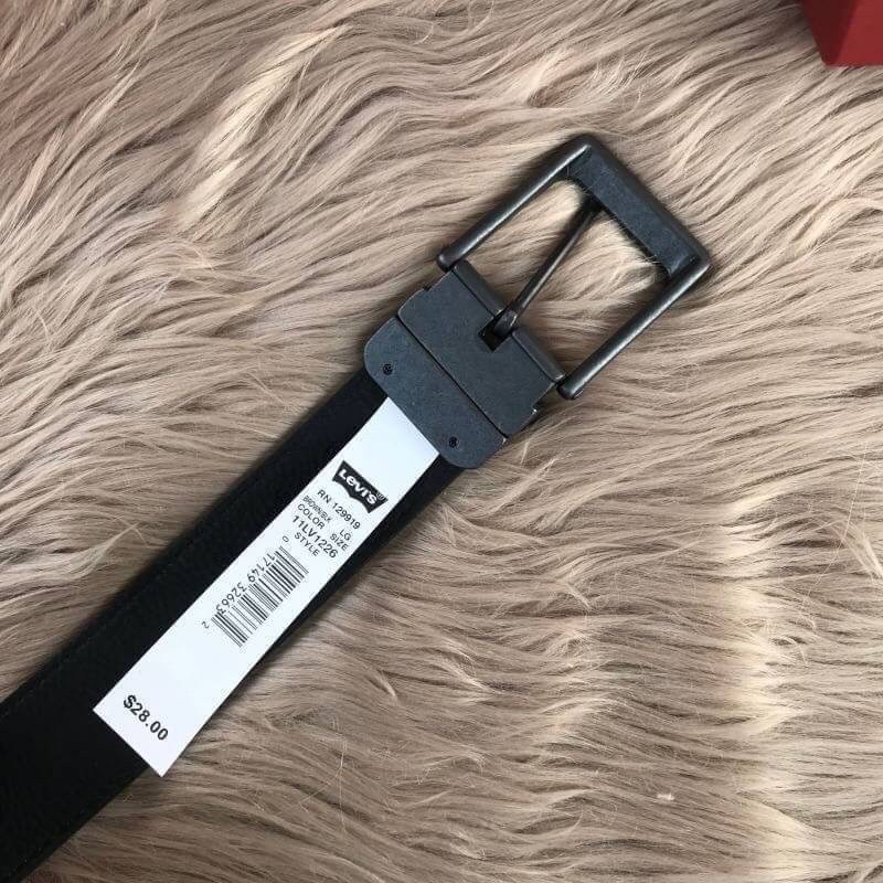 Levi’s Belt and Wallet Gift Set เซทสุดคุ้มทั้งกระเป๋าสตางค์พับสองตอนและเข็มขัดวัสดุหนังคุณภาพดี กระเป๋าสตางค์ปั้มโลโก้ด้านหน้าภายในมีช่องใส่ธนบัตรแยกเป็นสัดส่วนวัสดุคุณภาพดีตามแบบฉบับของแบรนด์เข็มขัดใช้ได้ในทุกโอกาส จัดเซทมาใน Gift Set หรือจะมอบเป็นของขวั