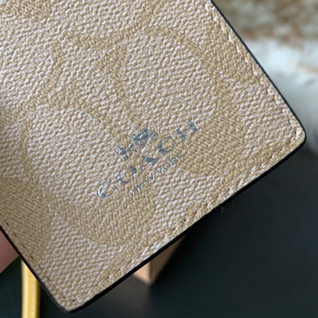 COACH F63274 ID LANYARD IN SIGNATURE COATED CANVAS กระเป๋าใส่บัตรคล้องคอ ลาย C ทั้งใบ ด้านหน้าตกแต่งชื่อแบรนด์ สวยมากกก ใส่บัตรพนักงาน และบัตรต่างๆ มาพร้อมสายคล้องคอ สายถอดออกได้ ตัวกระเป๋ามี 3 ช่องค่ะ