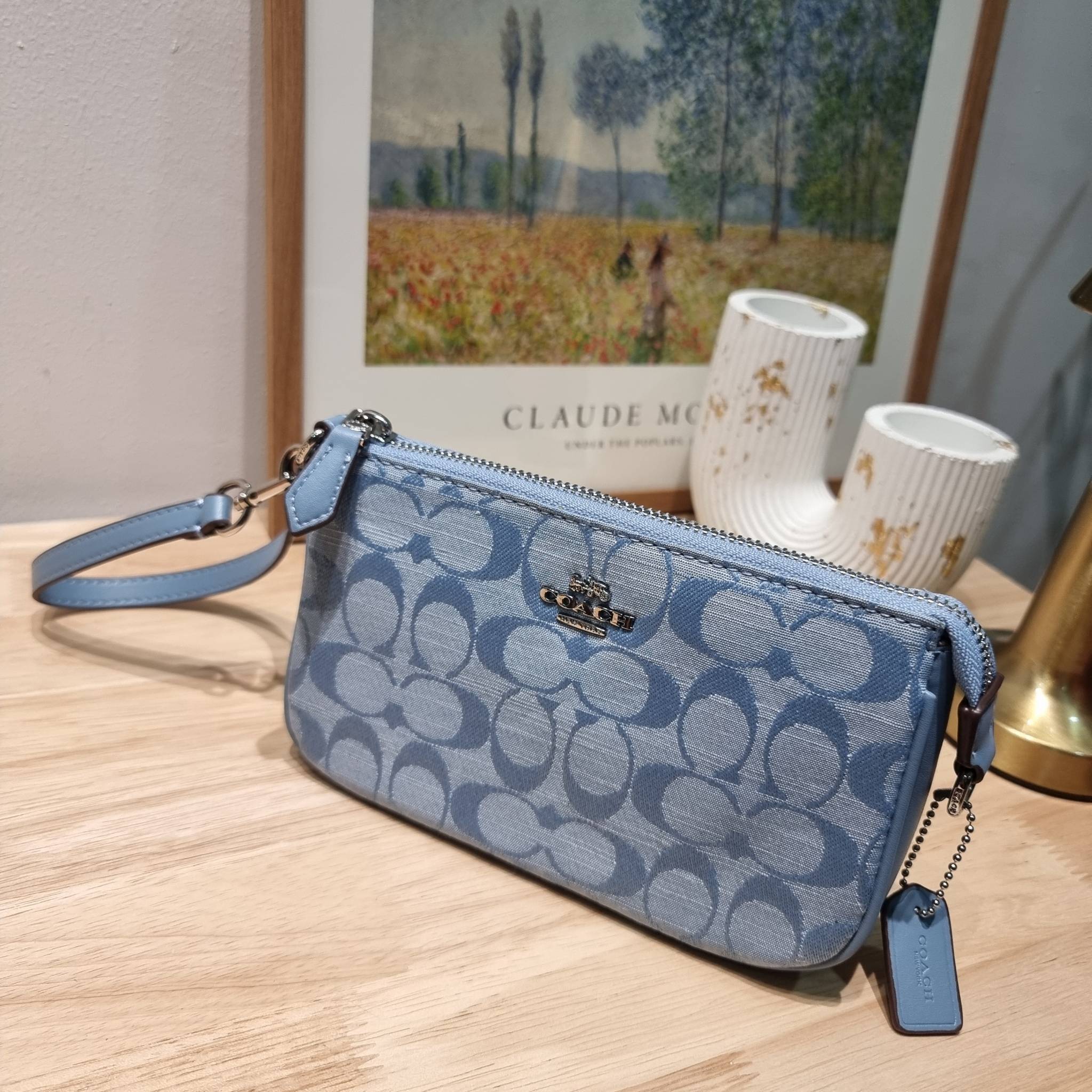 COACH Nolita 15 In Signature Chambray CI027 พร้อมส่ง คอลเลคชั่นใหม่ น่ารักน่าใช้ ในสไตล์คลาสสิค กระเป๋าทรงพอชขนาดมินิ สาวๆเห็นใบจริง ยังไงก็ต้องหลงรักไอเท็มนี้แน่นอนจ้า