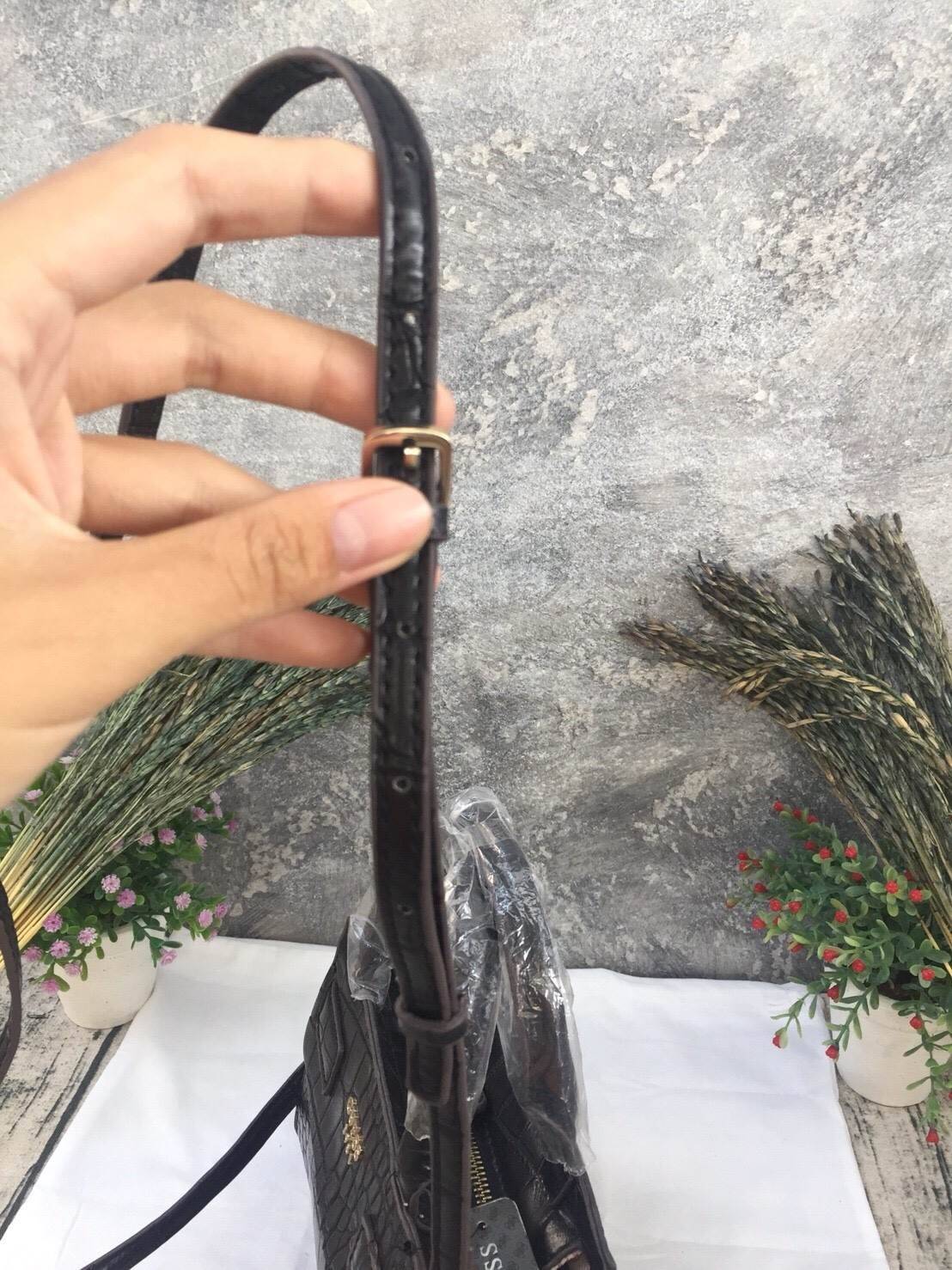 GUESS Cate Mini Series Crocodile New Collection!! กระเป๋าถือหรือสะพายลายหนังจระเข้สวยอยู่ทรง ดีไซน์หรูหรา เปิดปิดด้วยซิปคุณภาพดี ภายในโล่งจุพอประมาณ มีช่องซิปเล็กเปิดปิดง่าย ผ้าบุลายแบรนด์สวย สายสะพายปรับระดับได้ รุ่นนี้สวย หายาก ใช้ได้หลายโอกาสแน่นอน สาว