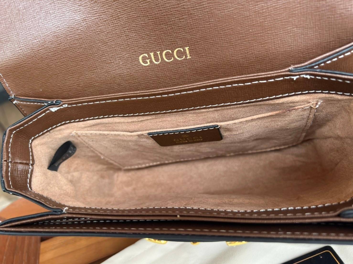 Gucci Horsebit Shoulder Bag กระเป๋าสะพายไหล่ วัสดุผ้าใบ GG Superme ตัดแต่งหนังแท้ สายสะพายไหล่ปรับระดับได้ ด้านในมี 1 ช่องซิป อะไหล่ทองหรูหรา ดาราเซเลปใช้เพียบ ไม่มีเอ๊า เรียบหรูดูแพงสุดๆค่า