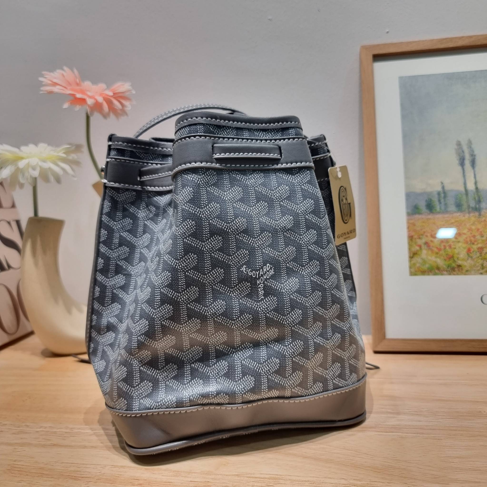 GOYARD PETITE FLOT BUCKET BAG กระเป๋าสะพายทรงบัคเก็ต ที่ดีไซน์สะดวกต่อชีวิตมาก รูปทรงคลาสสิค ดีไซน์เป็นเอกลักษณ์ สดใสทุกสี ดูผู้ดีในตัว วัสดุหนังแคนวาสพิมพ์ลายสวยคม ปากกระเป๋ารูดเปิด-ปิดได้ตามชอบ ภายในเป็นช่องโล่ง ใส่กระเป๋าสตางค์ มือถือ ได้ครบถ้วน มาพร้อ