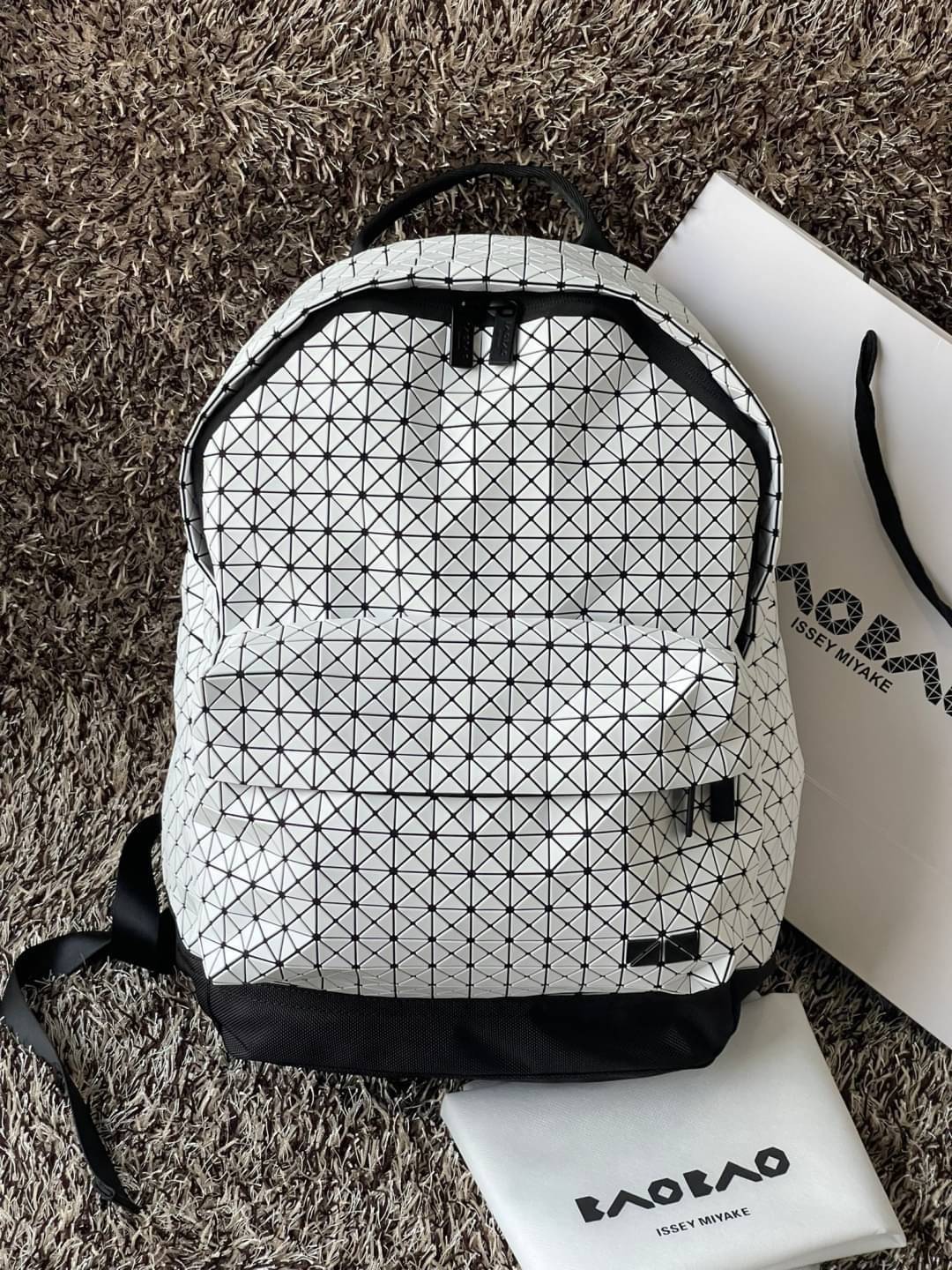 Bao Bao Issey Miyake Daypack geometric backpack กระเป๋าเป้ทรงคลาสสิก รองรับน้ำหนักได้ดี เหมาะกับการเดินทาง เป้สะพายหลังรุ่น Daypack One-Tone Backpack มาในรูปทรงกระเป๋าเป้สุดคลาสสิก โดดเด่นด้วยการออกแบบที่เป็นเอกลักษณ์ วัสดุสามเหลี่ยมขนาดเล็กพิเศษ ได้กลิ่น