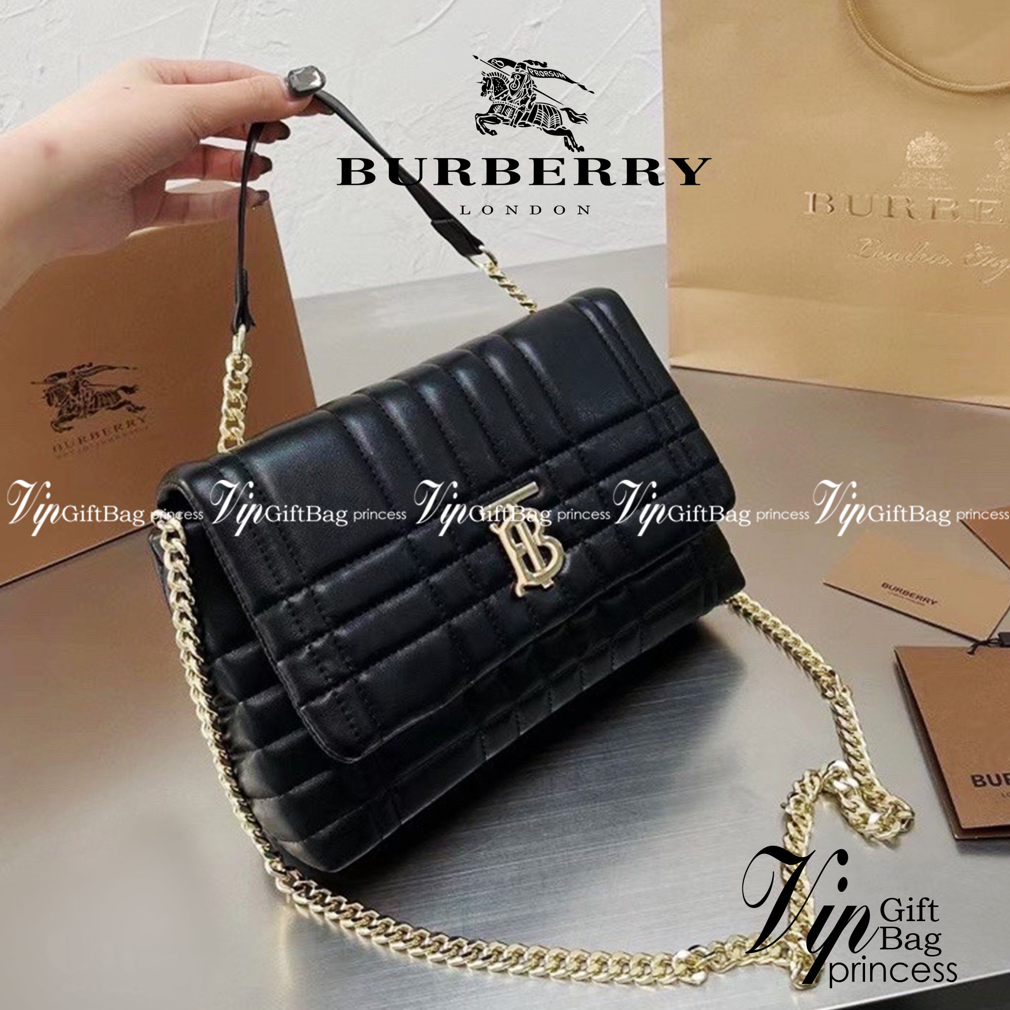 BURBERRY FRAGRANCES QUITED LAMBSKIN BAG / Burberry Shoulder Bag กระเป๋าสพายจะถือหรือสพายก็ได้หลายลุคเลยค่ะ วัสดุหนังนิ่มสวยหรูดูดี ภายในโล่งกว้าง ใส่มือถือ กระเป๋าสตางค์ได้ มาพร้อมสายสะพายโซ่ทองต่อหนังรองบ่าสามารถซ้อนสายสั้นสะพายไหล่ได้ หรือใช้สายยาว Cros