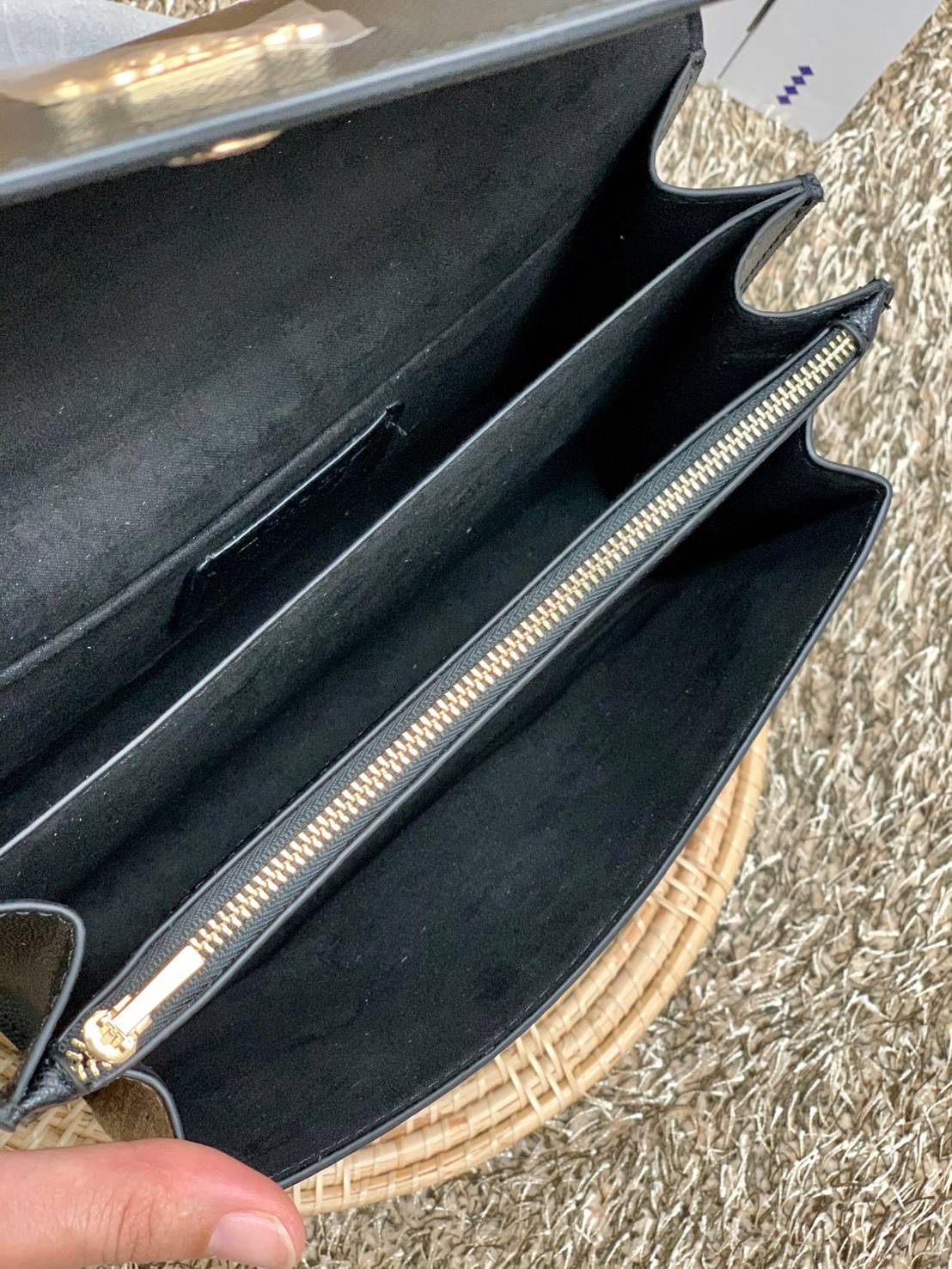 พร้อมส่งถึง8สี ห้ามพลาดค่ะ! COACH KLARE CROSSBODY BAG ((91019//91174//90400//1424//90635)) พร้อมส่งที่ไทย กระเป๋าสะพายครอสบอดี้ร์หรือสามารถทบเป็นสายคู่คล้องไหล่ได้ด้วยค่ะ หนังแท้ แต่ละสีทำลายหนังได้สวยงามแตกต่างกันออกไปนะคะ ✔️ห้อยด้วยป้ายแบรนด์แบบโ