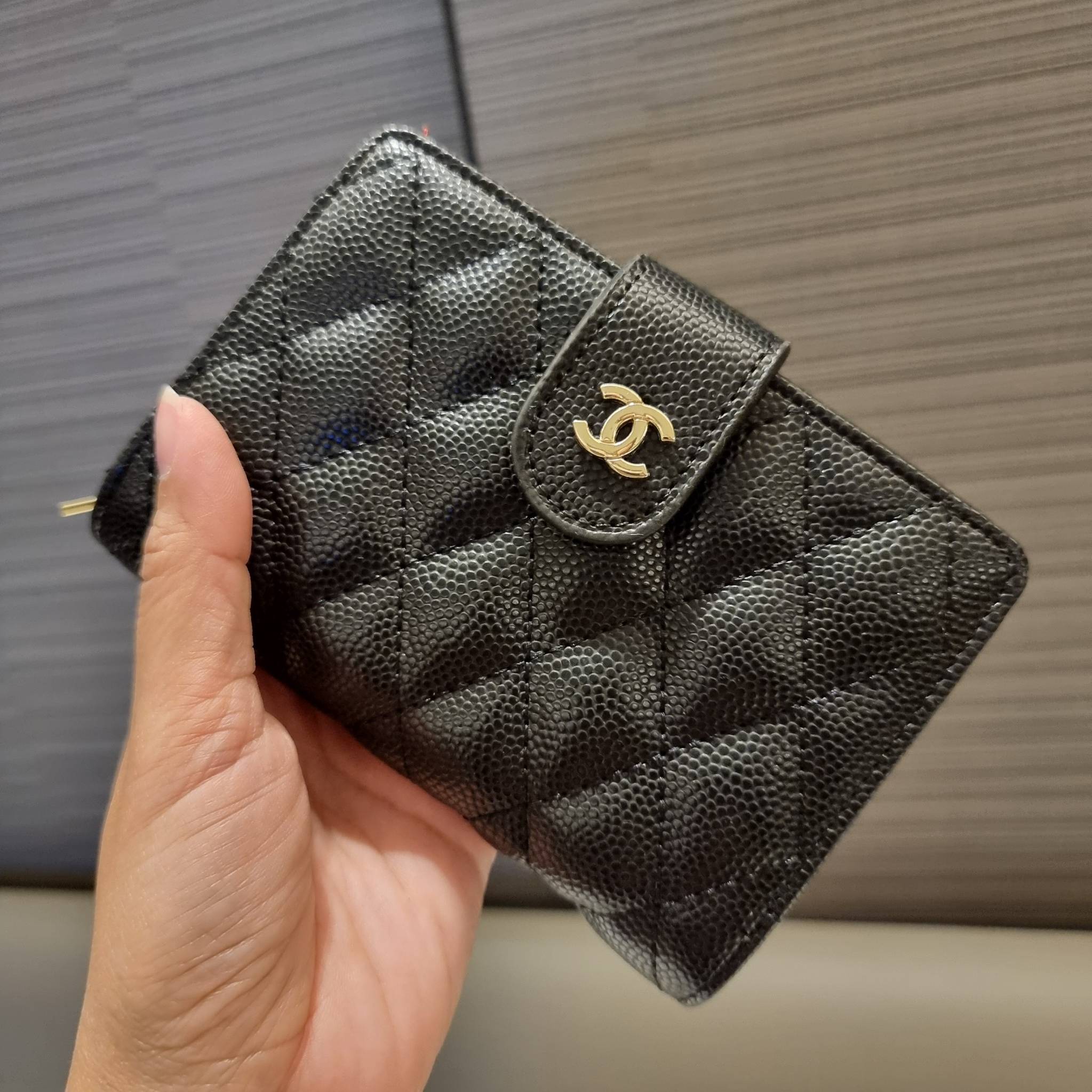 VIP 】หรูสุด ไม่ต้องพูดเยอะ!! HOT ITEM!! กระเป๋าสตางค์ใบกลางขนาดเหมาะมือ ดีไซน์ลุคผู้ดี สวยคลาสสิคจาก Chanel premium for gift วัสดุหนังลายคาร์เวีย ใช้งานง่าย เปิด-ปิดด้วยกระดุมแม่เหล็ก และซิปรูดช่องสำหรับใส่เหรียญ สะดวกมากๆ ภายในกระเป๋ามีช่องใส่บัตร ใส่ธนบ