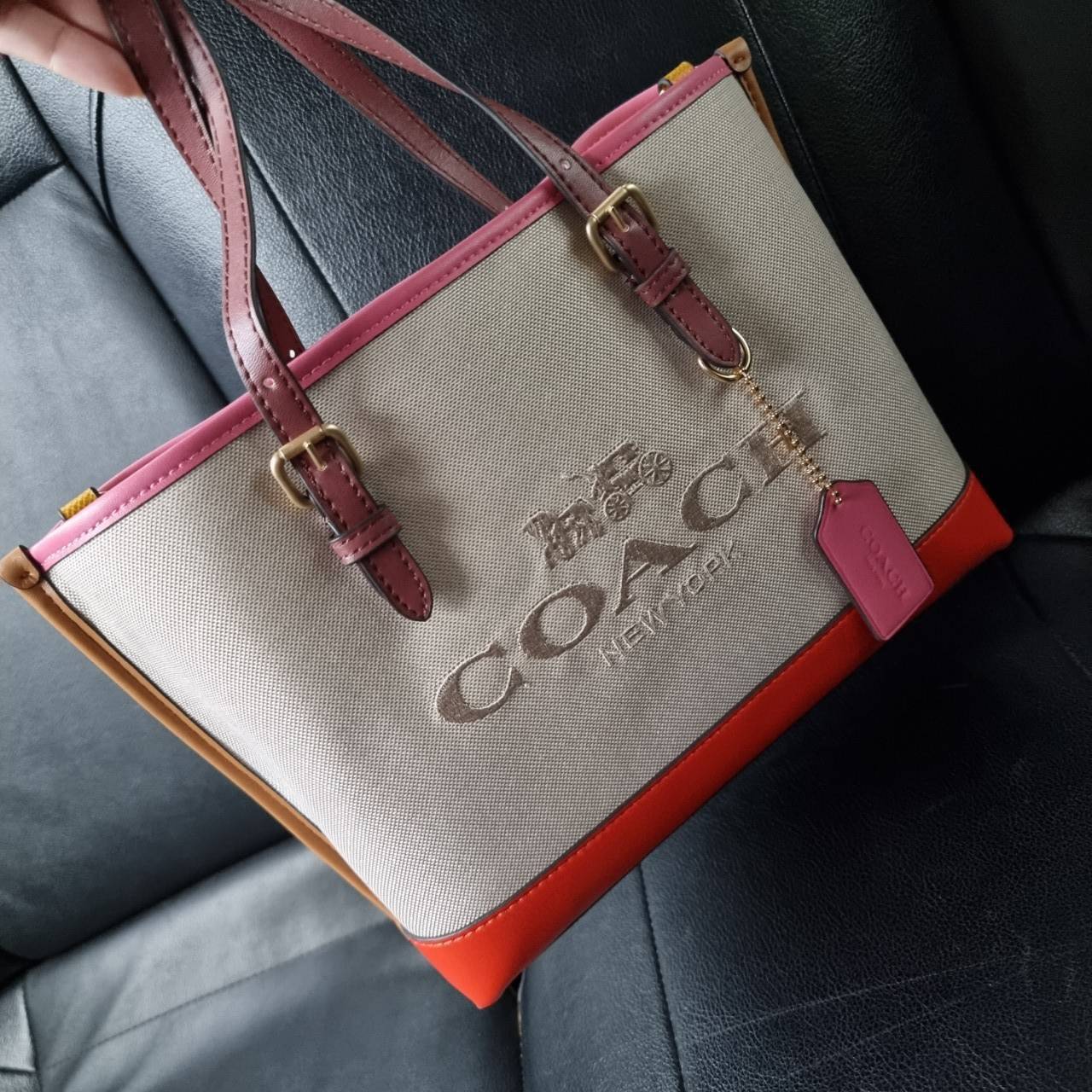 COACH C4085 MOLLIE TOTE 25 IN COLORBLOCK กระเป๋าทรงโท้ทยอดฮิต ขนาดมินิไซส์ ดีไซน์สวยคมทุกรุ่น!! ตกแต่งซิกเนเจอร์ถักทออยู่บนผ้าแคนวาส ดูโดดเด่น ภายในเป็นช่องโล่ง มีช่องซิปกลางใส่ของได้ ขนาดกำลังดีแบบใส่ของได้ครบครัน มาพร้อมสายสะพายข้าง หรือจะถือคล้องแขนเก๋