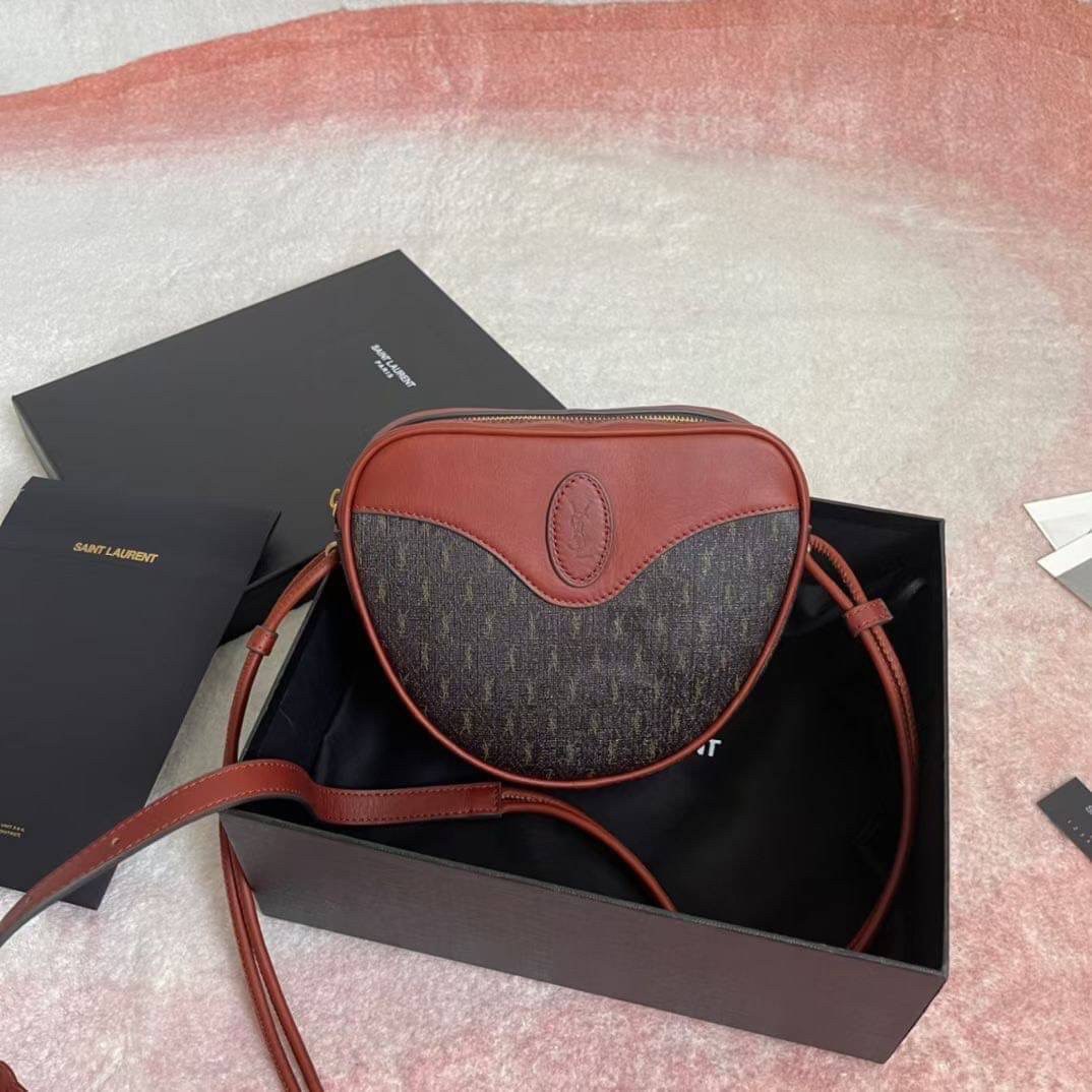 YVES SAINT LAURENT BAG กระเป๋าสะพายสไตล์วินเทจ งานหนังแท้สวย โทนสีผู้ดีมากค่ะ ภายในโล่งจะสะพายไหล่ CROSSBODY ก็ดูดี สินค้ามาพร้อมถุงผ้าและกล่องแบรนด์พร้อมส่งที่ไทยราคาสุดคุ้ม สาวก YSL ห้ามพลาด!