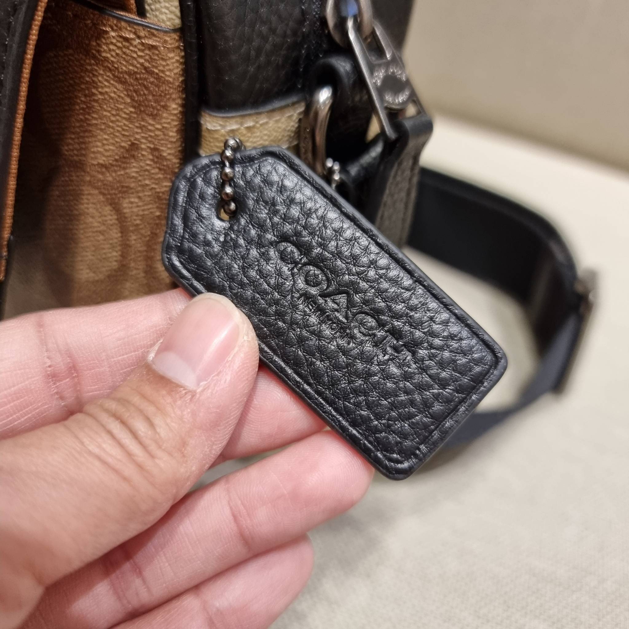 COACH C6080 HUDSON CROSSBODY IN BLOCKED SIGNATURE CANVAS ยกความคูลมาให้หนุ่มๆถึงที่!! ไอเท็มเด็ดหายาก กระเป๋าสะพายข้างดีไซน์ตัดสี เท่ไม่ซ้ำ วัสดุหนังแคนวาสสลับหนัง pepble ทนทาน ใช้งานง่าย ด้วยฝาปิดแบบกระดุมแม่เหล็กด้านหน้า และซิปที่ช่องหลัก ใช้ของได้เลยแบ