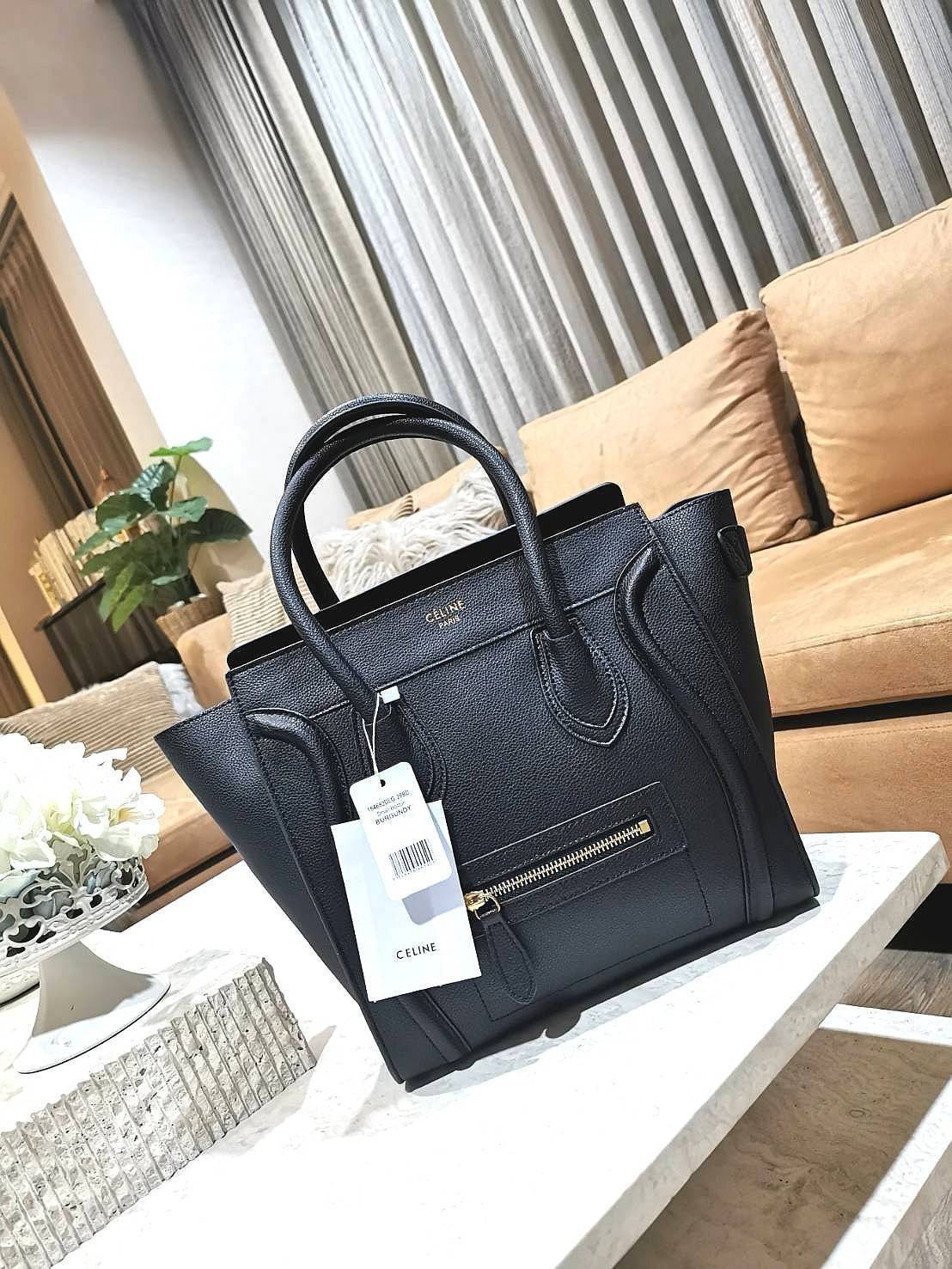 CELINE HANDLE BAG VIP GIFT WITH PURCHASE (GWP) พรีเมี่ยมกิ๊ฟรุ่นใหม่ Limited Edition จาก CELINE HAUTE PARFUME DUTYFREE COUNTER หนังแท้ Calf Skin Leather มาในดีไซน์สุดหรูยอดนิยมหนังนิ่มหอมขึ้นเทคเจอร์สวยอยู่ทรง เปิดปิดด้วยซิปสะดวกใช้ ด้านหน้ามีโลโก้แบรนด์ 