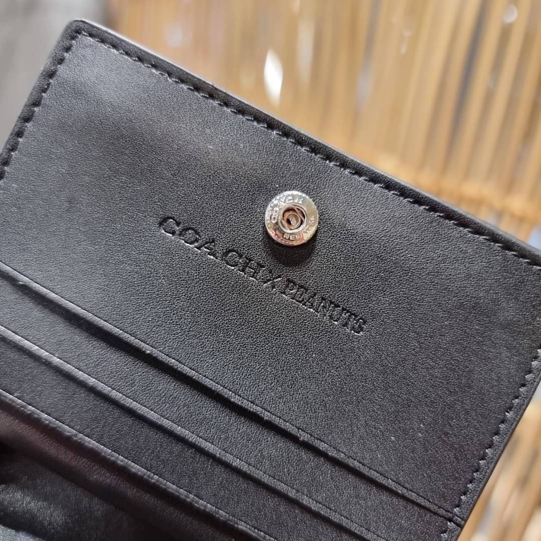 C4591 C4592 COACH COACH x PEANUTS SNAP WALLET IN SIGNATURE CANVAS WITH SNOOPY PRINT / WITH WOODSTOCK PRINT กระเป๋าสตางค์ใบเล็ก ขนาดกำลังเหมาะ ดีไซน์น่ารักอีกแล้วจ้า ♥️ มันน่ารักน่าใช้มาก โดดเด่นด้วยลายคอลเลคชั่นยอดฮิต วัสดุหนังแคนวาสเคลือบลาย เปิด-