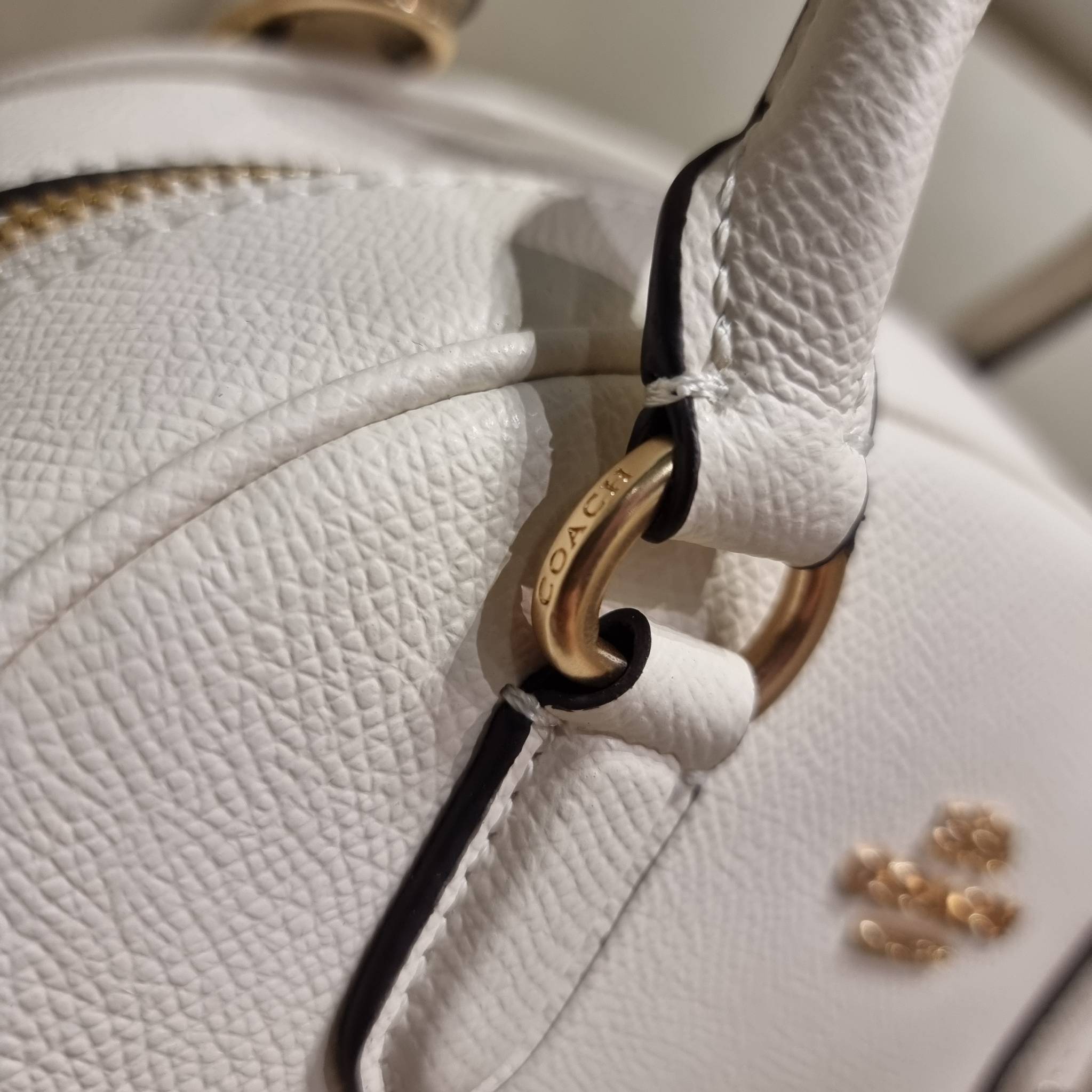 COACH SYDNEY SATCHEL BAG CA202 CA591 CB596 ใหม่ล่าสุด กับคอลที่สาวๆต้องหลงรัก กระเป๋าสะพายทรง satchel ที่มีรูปทรงดึงดูดสายตา สวยแรกเห็น วัสดุหนัง crossgrain พร้อมหูจับในตัว เปิด-ปิดด้วยซิป ภายในโล่งกว้าง ขนาดกำลังดี มีสายครอสให้ ปรับได้ตามชอบ ใบจริงลูกคุณ