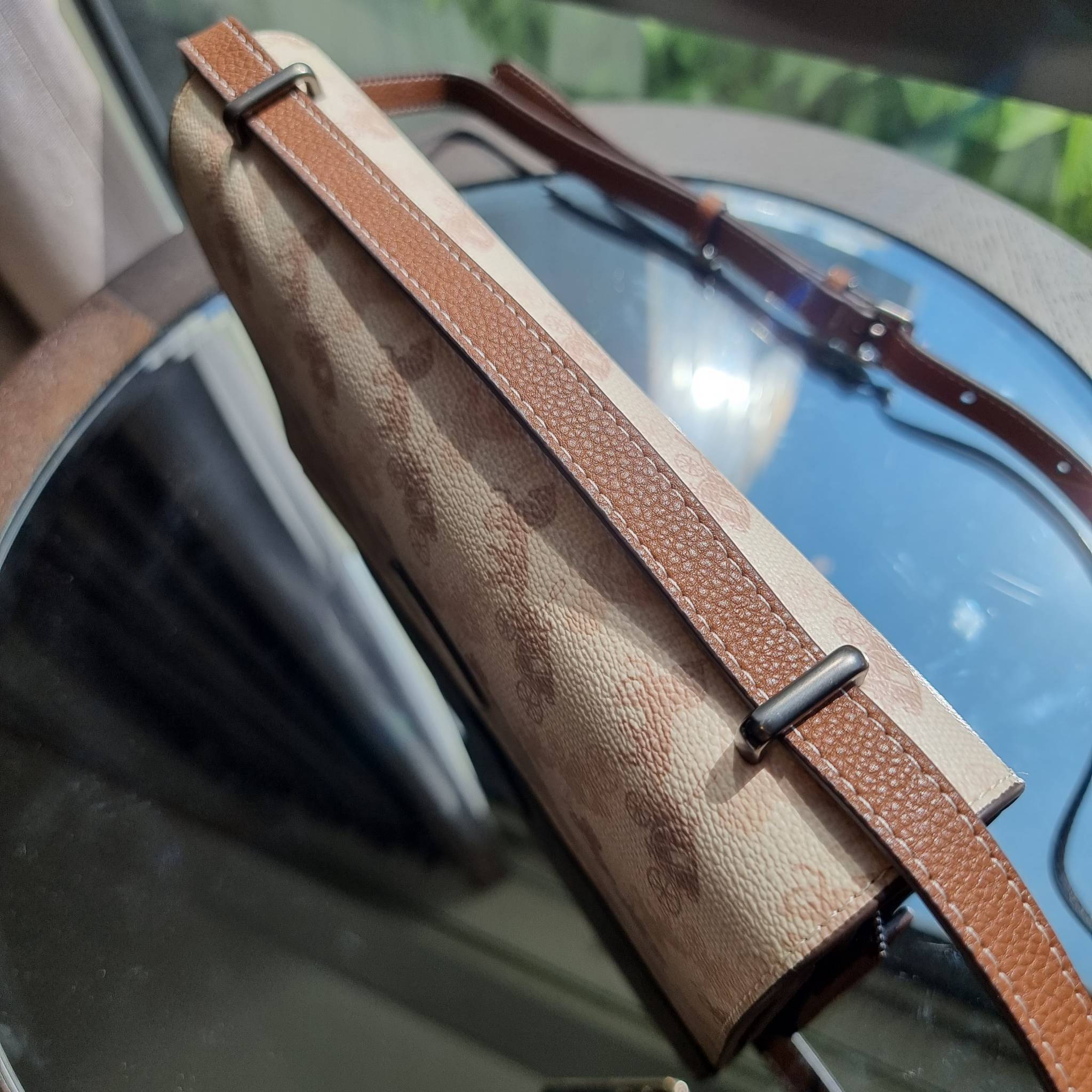 OUTLET 】COACH 88343 CAMILLE CROSSBODY WITH HORSE AND CARRIAGE PRINT AND ARCHIVE PATCH คอลเลคชั่นหายาก ที่สาวๆตั้งตารอ!! ด้วยดีไซน์ลุคผู้ดี ตกแต่งลวดลายออกมาดูโดดเด่น กับกระเป๋าสะพายที่ปรับใช้ได้หลายหลายสไตล์ สะพายไหล่สายคู่ สะพายข้างสายเดี่ยว หรือจะเอาสาย