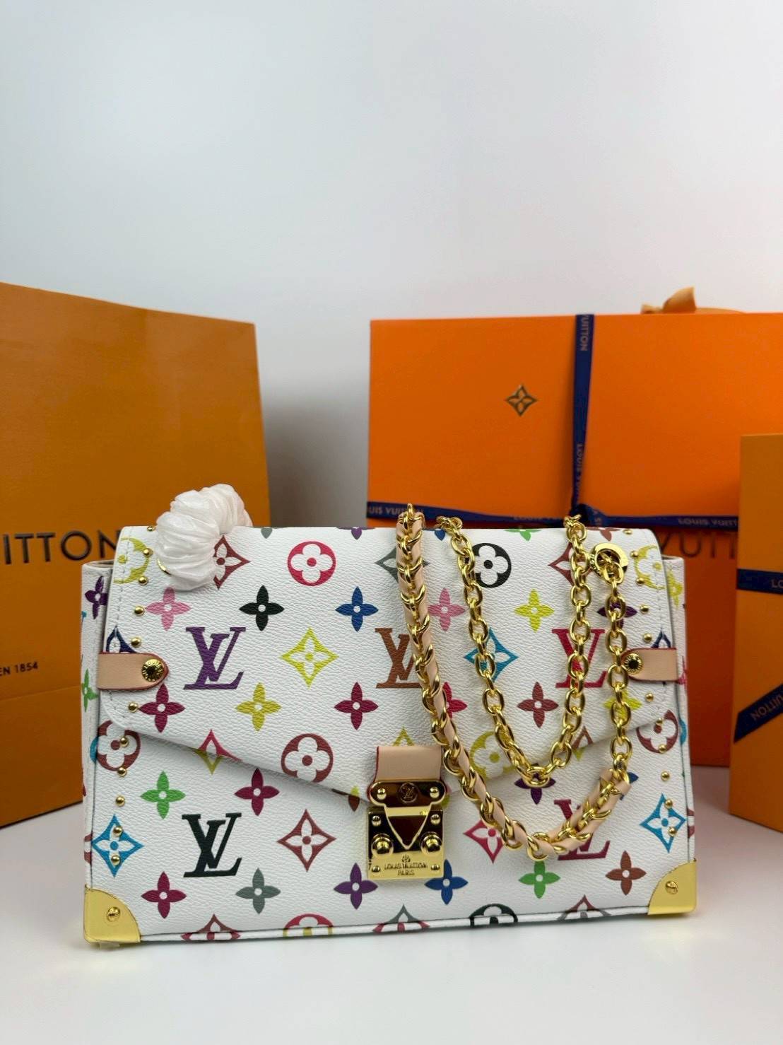 ORI หนังแท้ | LV Trunkie bag กระเป๋าสะพายรุ่นใหม่ ดีไซน์ร่วมสมัยโดดเด่นด้วยมุมโลหะ เฉลิมฉลองเอกลักษณ์ที่สืบทอดมาอย่างยาวนาน ผสานฟังก์ชันการใช้งานเข้ากับความหรูหรา Monogram แคนวาสตกแต่งหมุดสีทอง สะท้อนถึงกระเป๋าเดินทางสไตล์วินเทจ
