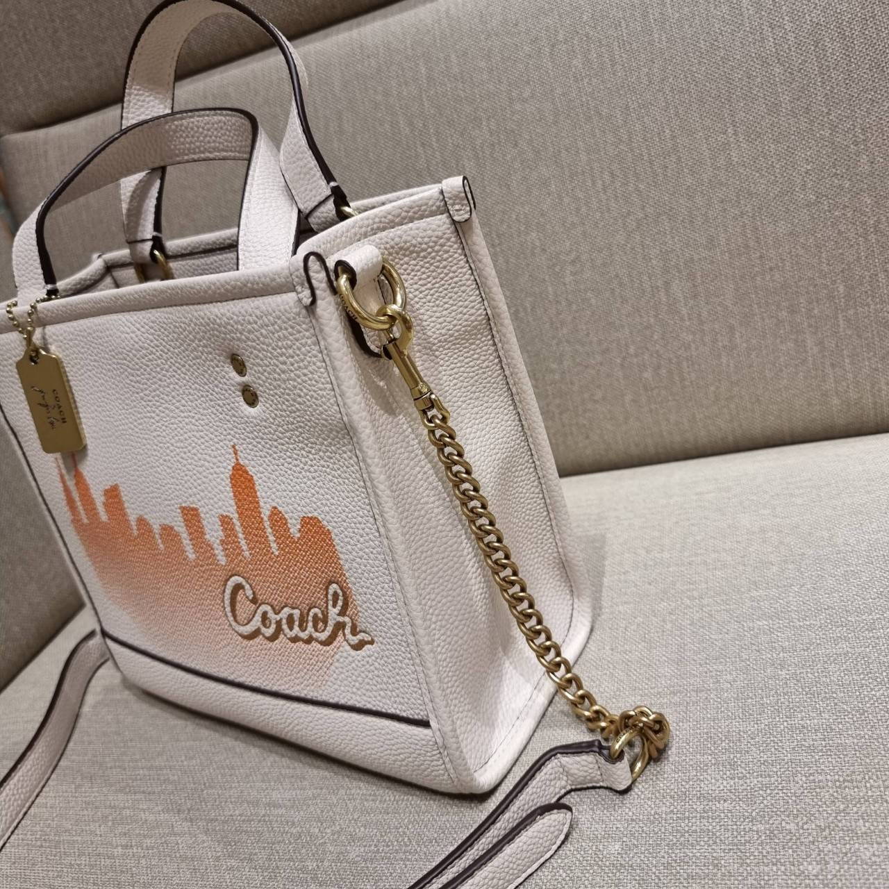 COACH C6494 COACH x JENNIFER LOPEZ DEMPSEY TOTE 22 WITH NYC SKYLINE คอลเลคชั่นใหม่ล่าสุด ยังไม่เข้า shop ไทย!! สุดยอดตัวแม่แห่งความเซ็กซี่ เจนนิเฟอร์ โลเปซ คอลแลบกับแบรนด์ เพิ่มความมีเสน่ห์ให้กับไอเท็มนี้ได้อย่างไม่ต้องสืบ!! กระเป๋าสะพายทรงโท้ท ดีไซน์โดดเ