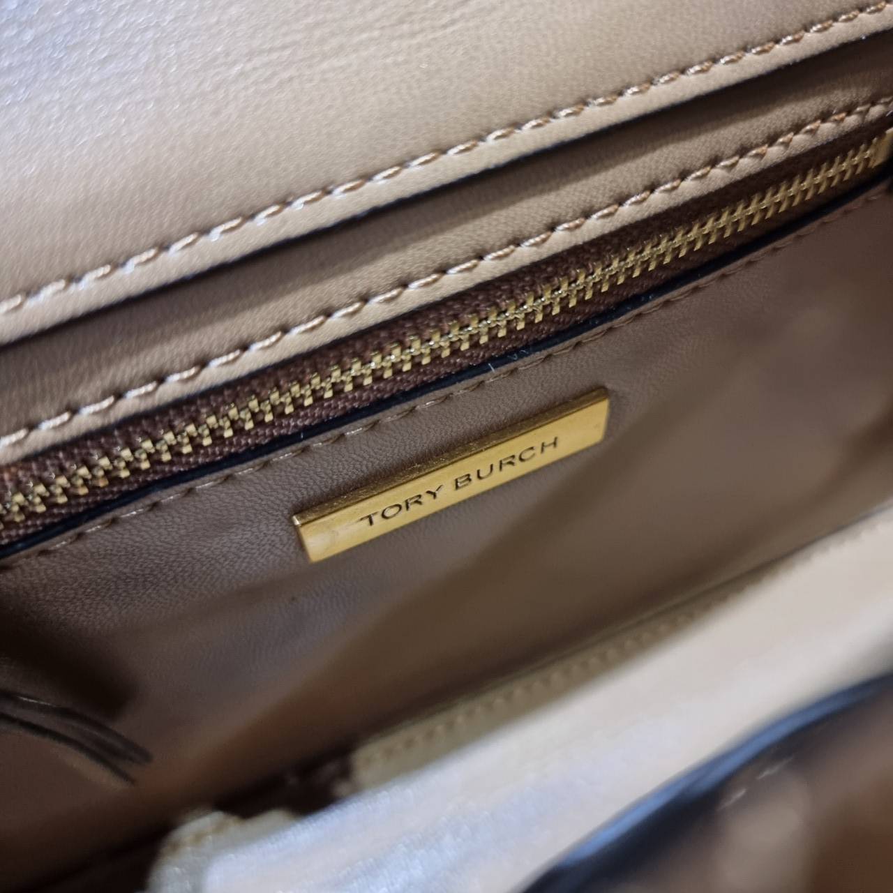 TORY BURCH FLEMING SMALL CONVERTIBLE SHOULDER BAG แรร์ไอเท็ม สีมาใหม่ นิวซีซั่น สวยหรู ดูผู้ดีสุด!! กระเป๋าสะพายข้าง ไซส์กำลังดี สวยอยู่ทรง ดีไซน์ตอบรับไลฟ์สไตล์สาวๆได้เป็นอย่างดี วัสดุหนังแท้เต็มใบ เปิด-ปิดด้วยแถบแม่เหล็ก ด้านหลังมีช่องเก็บของได้ ภายในมี