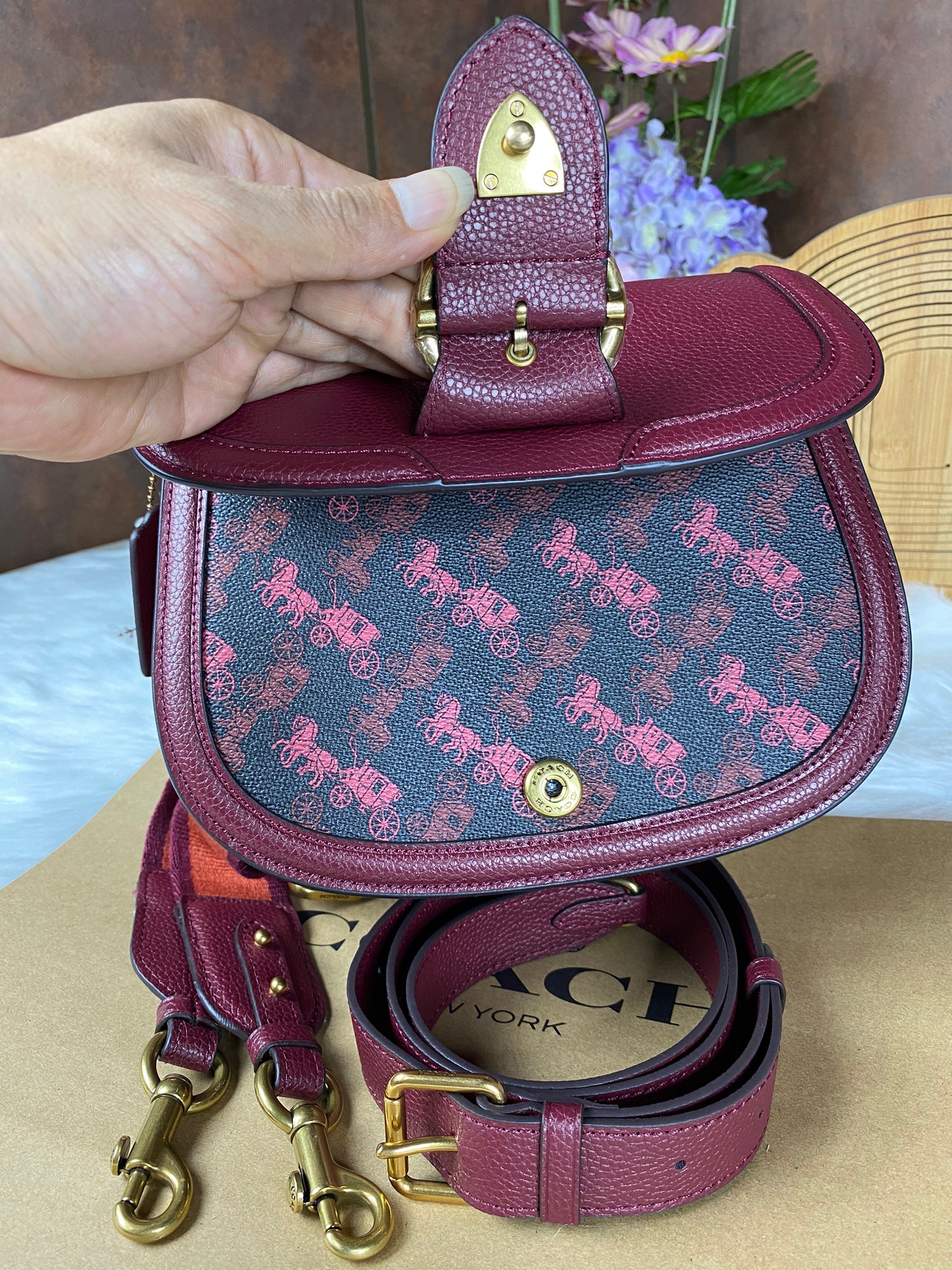 OUTLET 】COACH BEAT SADDLE BAG 10 แบบพร้อมส่ง จุกๆ เลยค่า The best item! ที่สาวๆรอคอย! ฮอตไฟลุก! สีหายาก ละมุนคุณหนู คอลเลคชั่นใหม่ ดีไซน์หรูหรา พิเศษมากๆมาพร้อมสายสะพาย 2 เส้น ใช้คู่กันหรือแยกสะพายก็สวยครบสูตร กระเป๋าสะพายทรง saddle คลาสสิค วัสดุหนัง glov